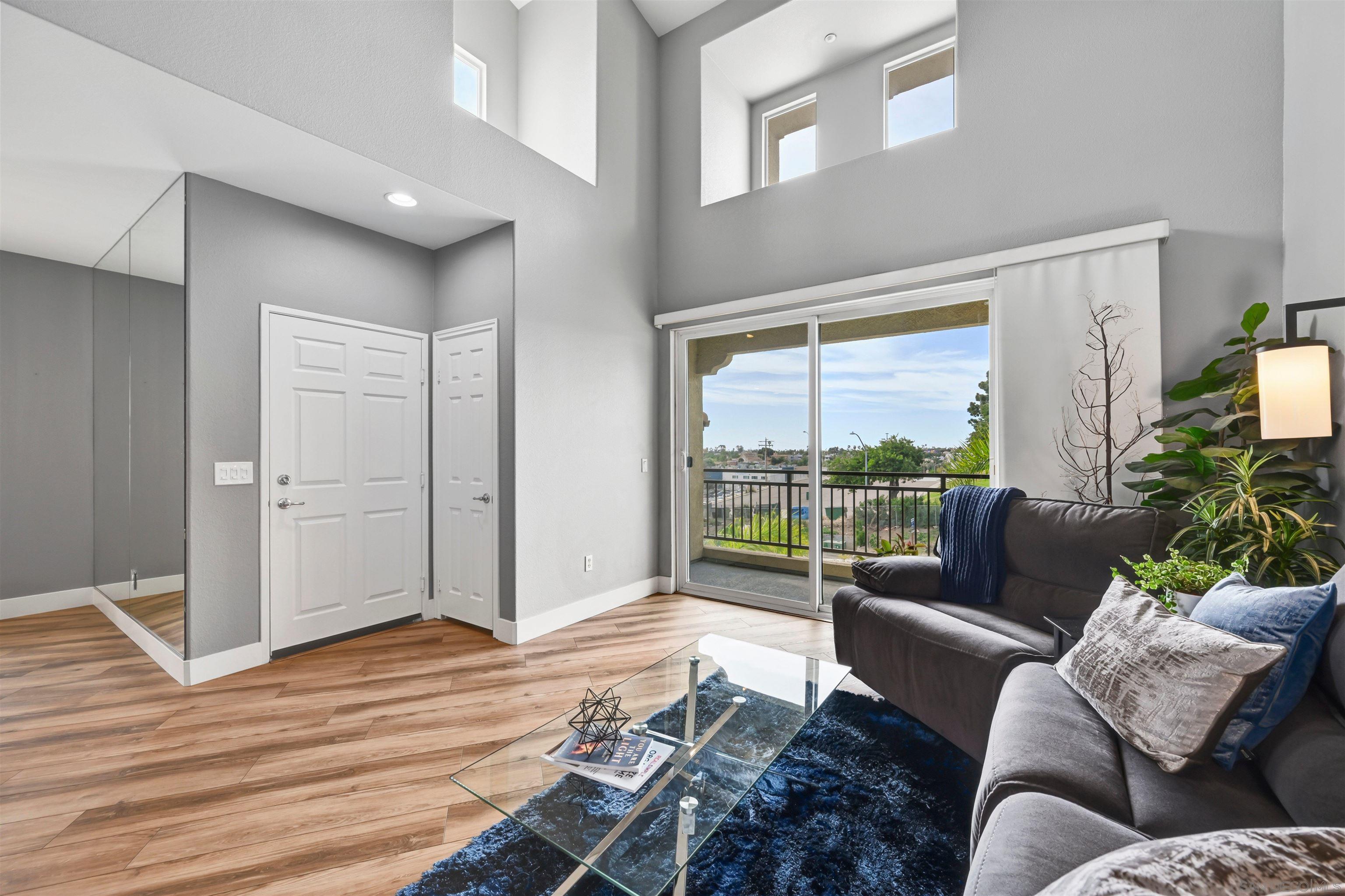 Detail Gallery Image 3 of 31 For 4062  Union Square Ln, San Diego,  CA 92105 - 3 Beds | 2/1 Baths