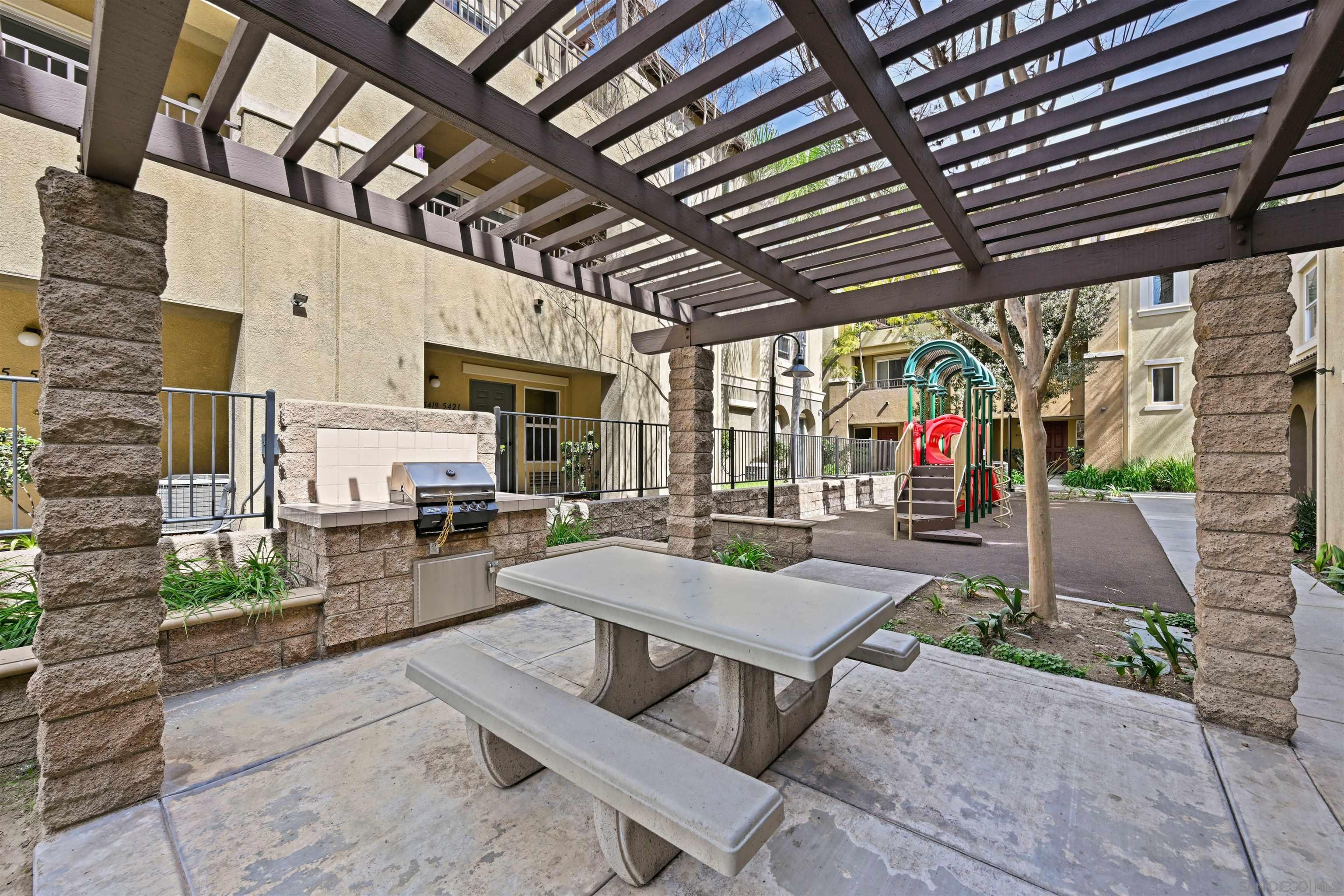 Detail Gallery Image 28 of 31 For 4062  Union Square Ln, San Diego,  CA 92105 - 3 Beds | 2/1 Baths