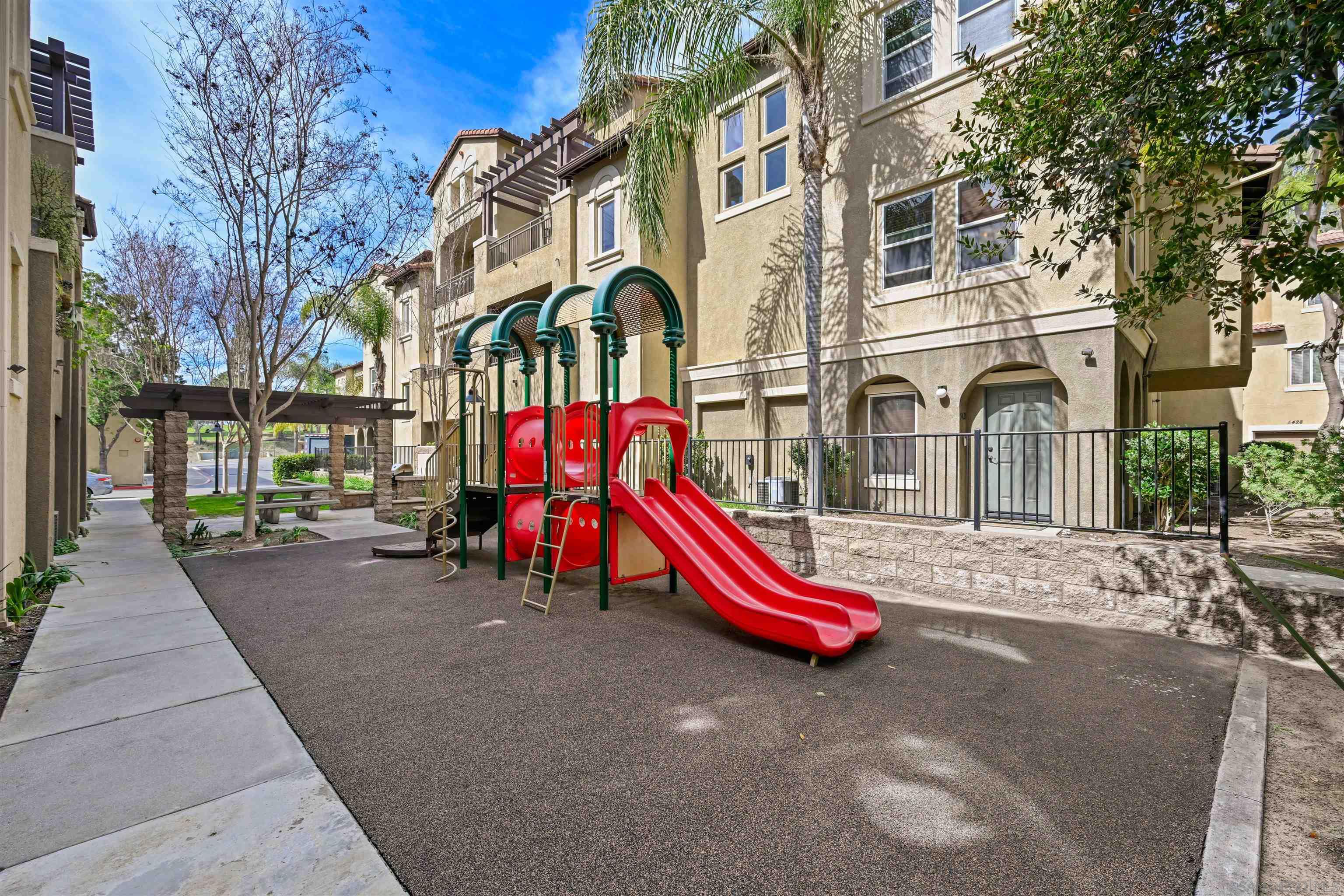 Detail Gallery Image 29 of 31 For 4062  Union Square Ln, San Diego,  CA 92105 - 3 Beds | 2/1 Baths