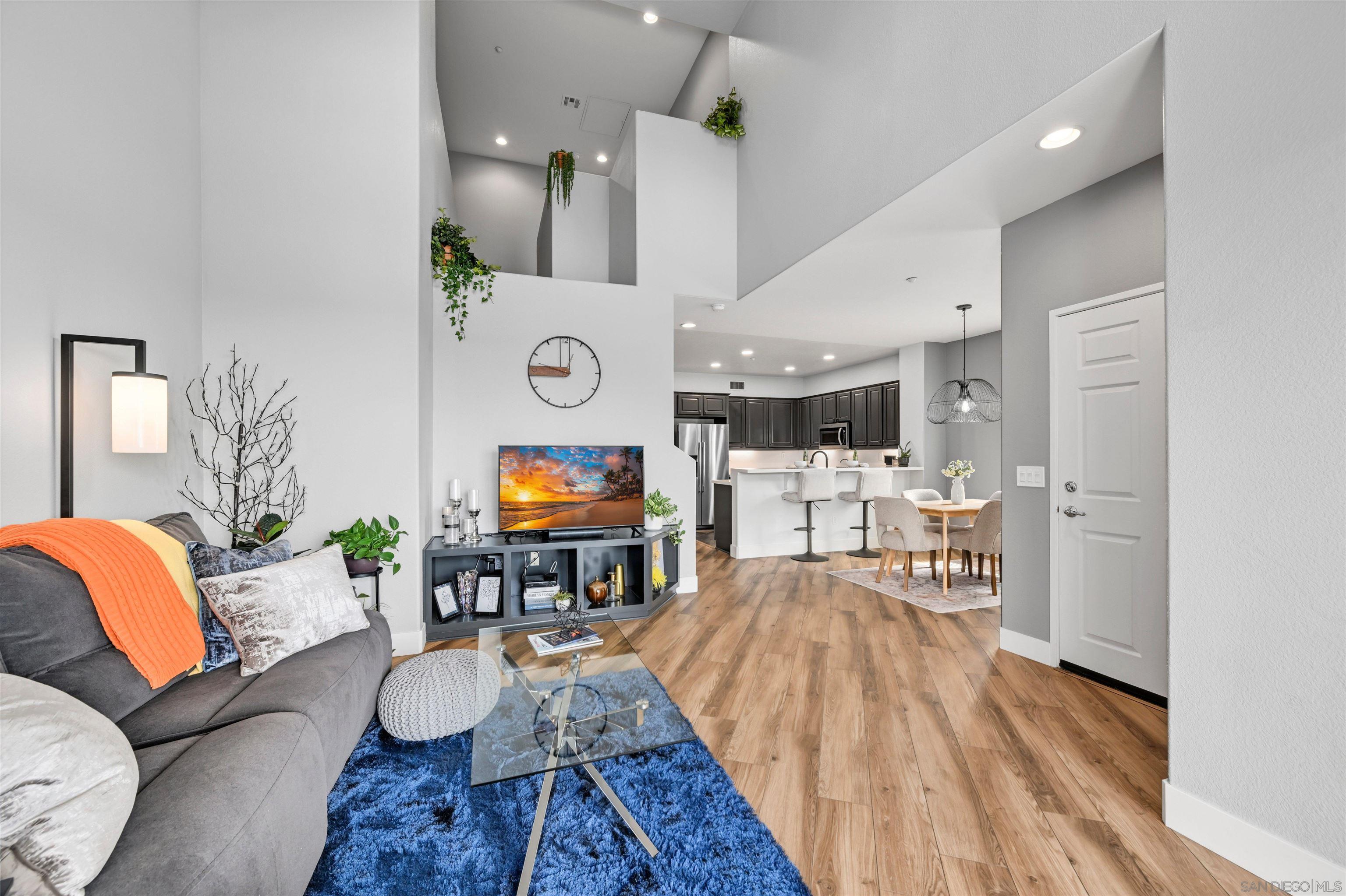 Detail Gallery Image 4 of 31 For 4062  Union Square Ln, San Diego,  CA 92105 - 3 Beds | 2/1 Baths