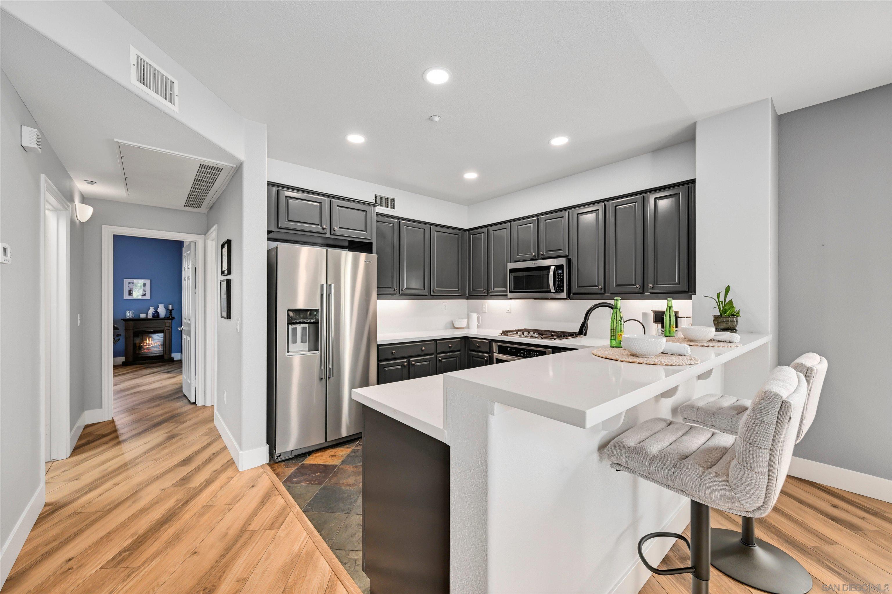 Detail Gallery Image 6 of 31 For 4062  Union Square Ln, San Diego,  CA 92105 - 3 Beds | 2/1 Baths