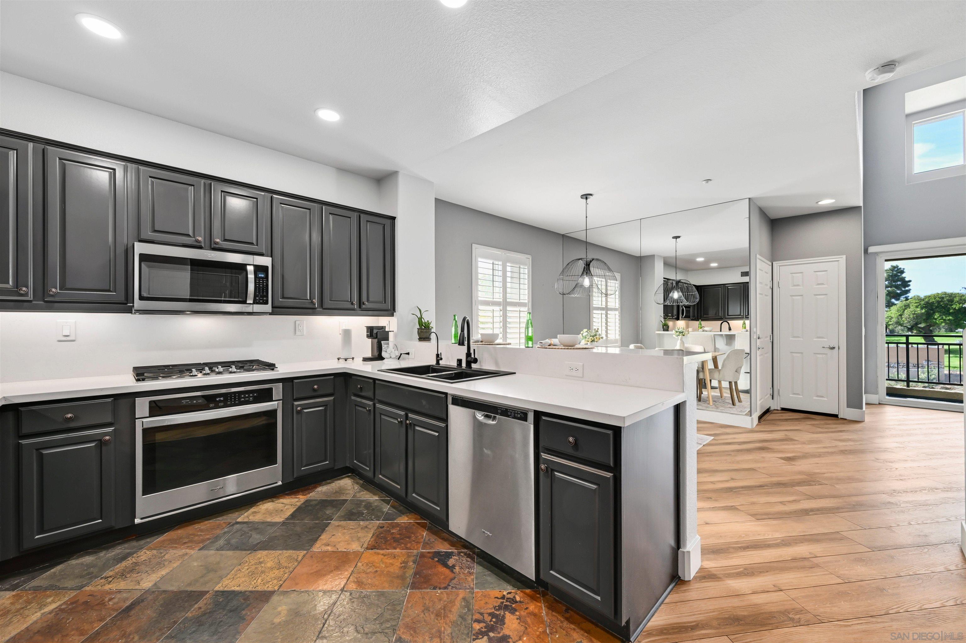 Detail Gallery Image 7 of 31 For 4062  Union Square Ln, San Diego,  CA 92105 - 3 Beds | 2/1 Baths