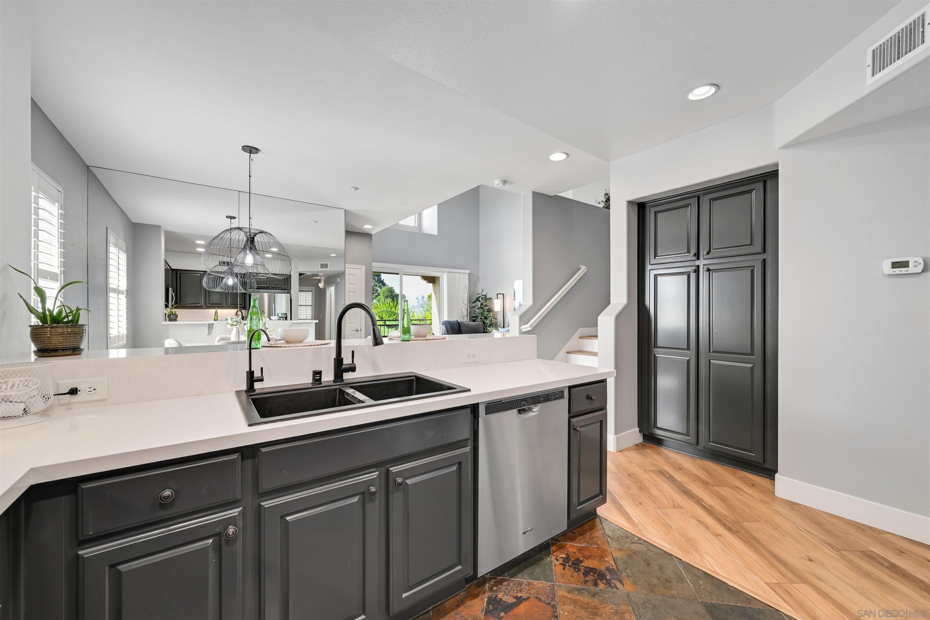 Detail Gallery Image 8 of 31 For 4062  Union Square Ln, San Diego,  CA 92105 - 3 Beds | 2/1 Baths