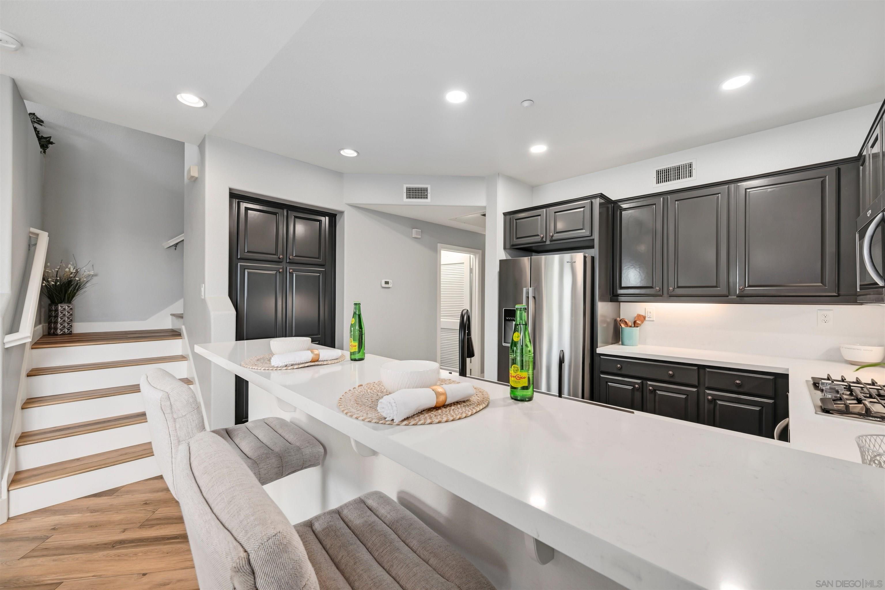 Detail Gallery Image 9 of 31 For 4062  Union Square Ln, San Diego,  CA 92105 - 3 Beds | 2/1 Baths