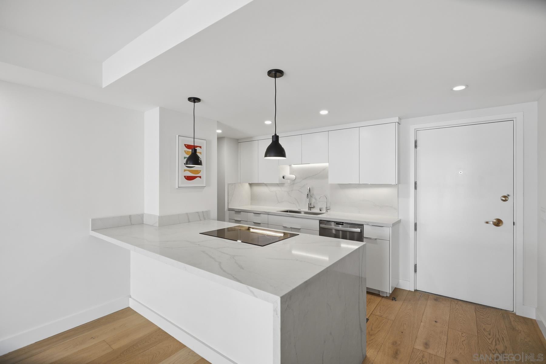 Detail Gallery Image 8 of 20 For 1760  Avenida Del Mundo  #801,  Coronado,  CA 92118 - 1 Beds | 1 Baths