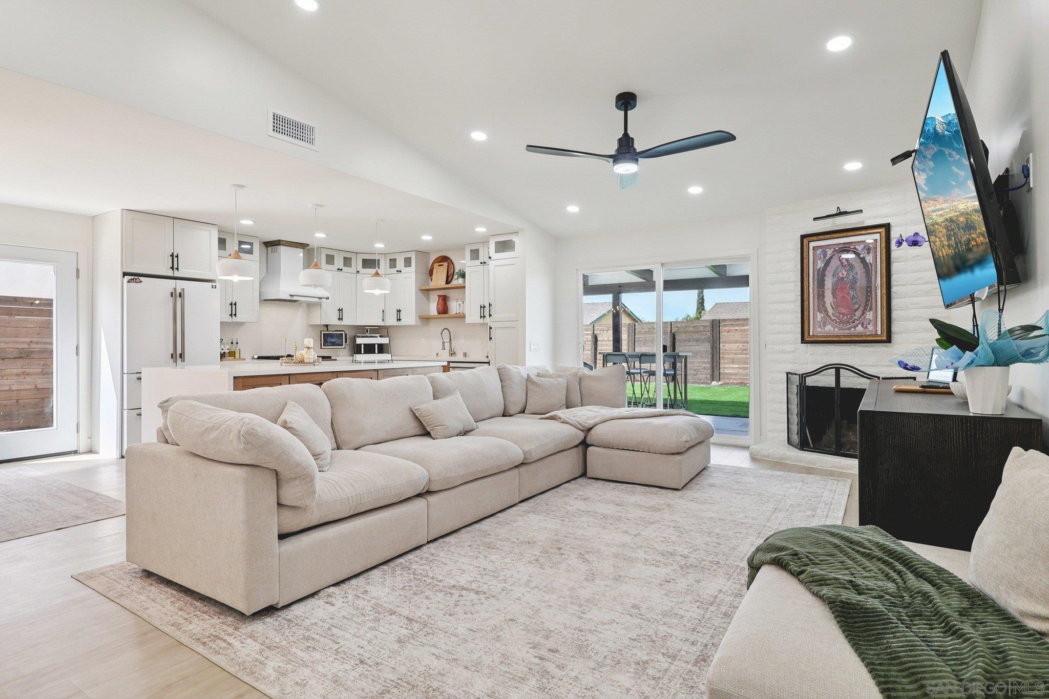 Detail Gallery Image 2 of 20 For 2016  Oak Hill Dr, Escondido,  CA 92027 - 3 Beds | 2 Baths