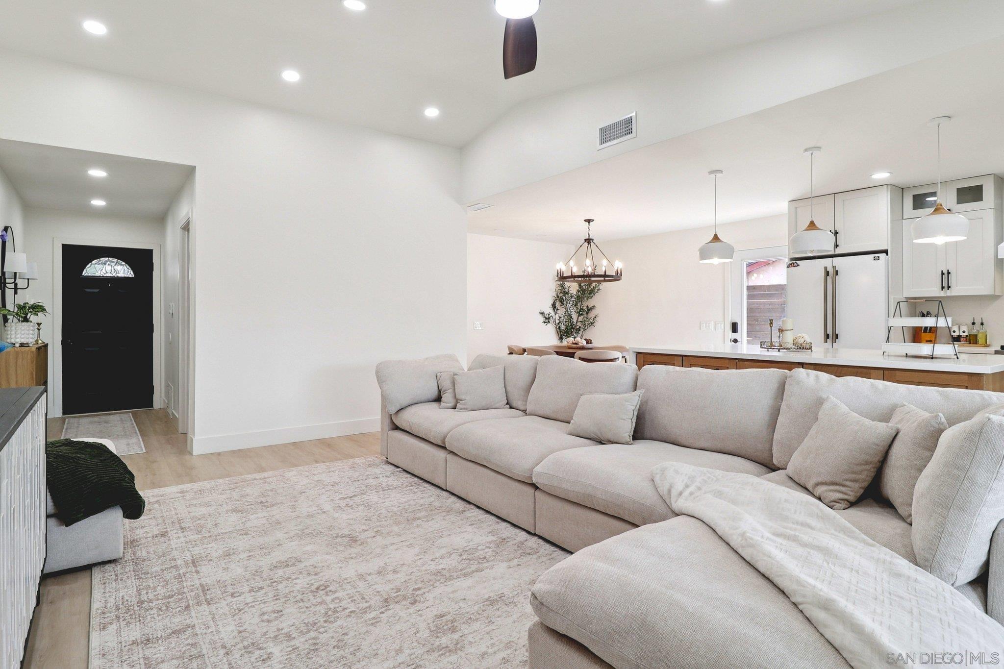 Detail Gallery Image 3 of 20 For 2016  Oak Hill Dr, Escondido,  CA 92027 - 3 Beds | 2 Baths