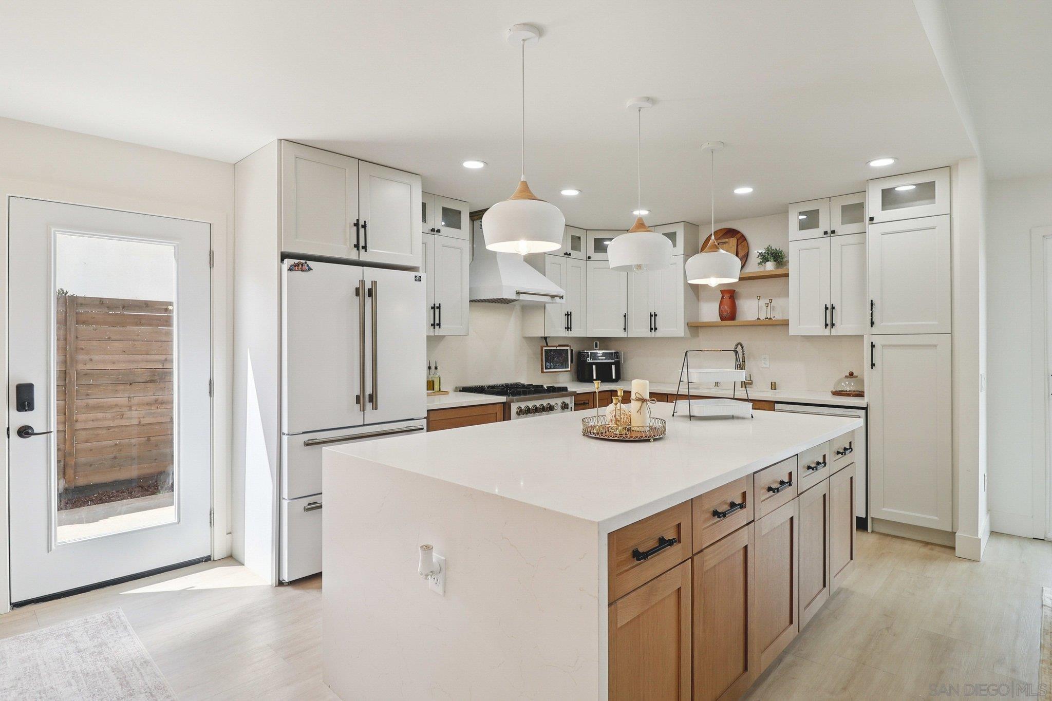 Detail Gallery Image 4 of 20 For 2016  Oak Hill Dr, Escondido,  CA 92027 - 3 Beds | 2 Baths