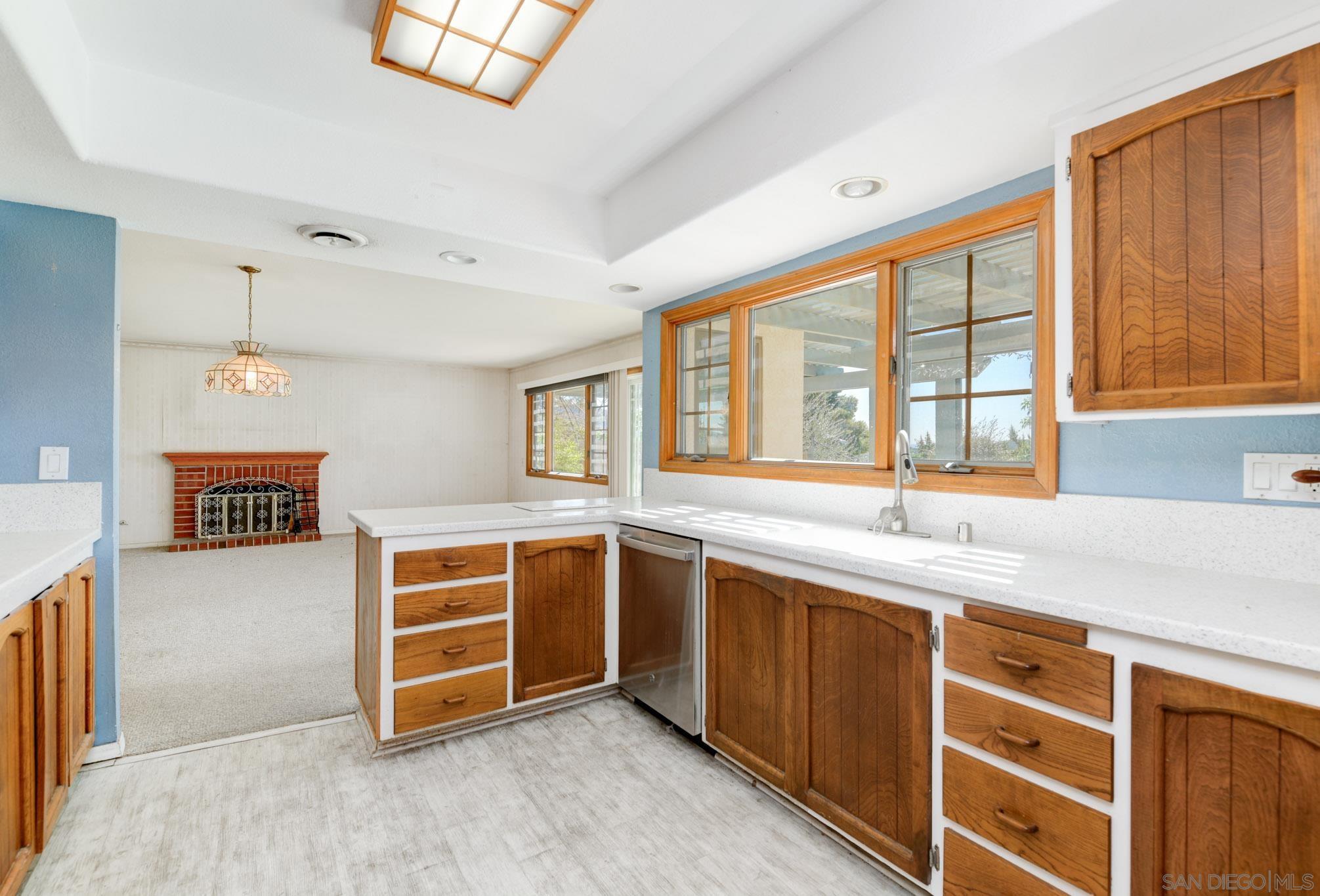 Detail Gallery Image 10 of 27 For 10007  Resmar Pl, La Mesa,  CA 91941 - 5 Beds | 3 Baths