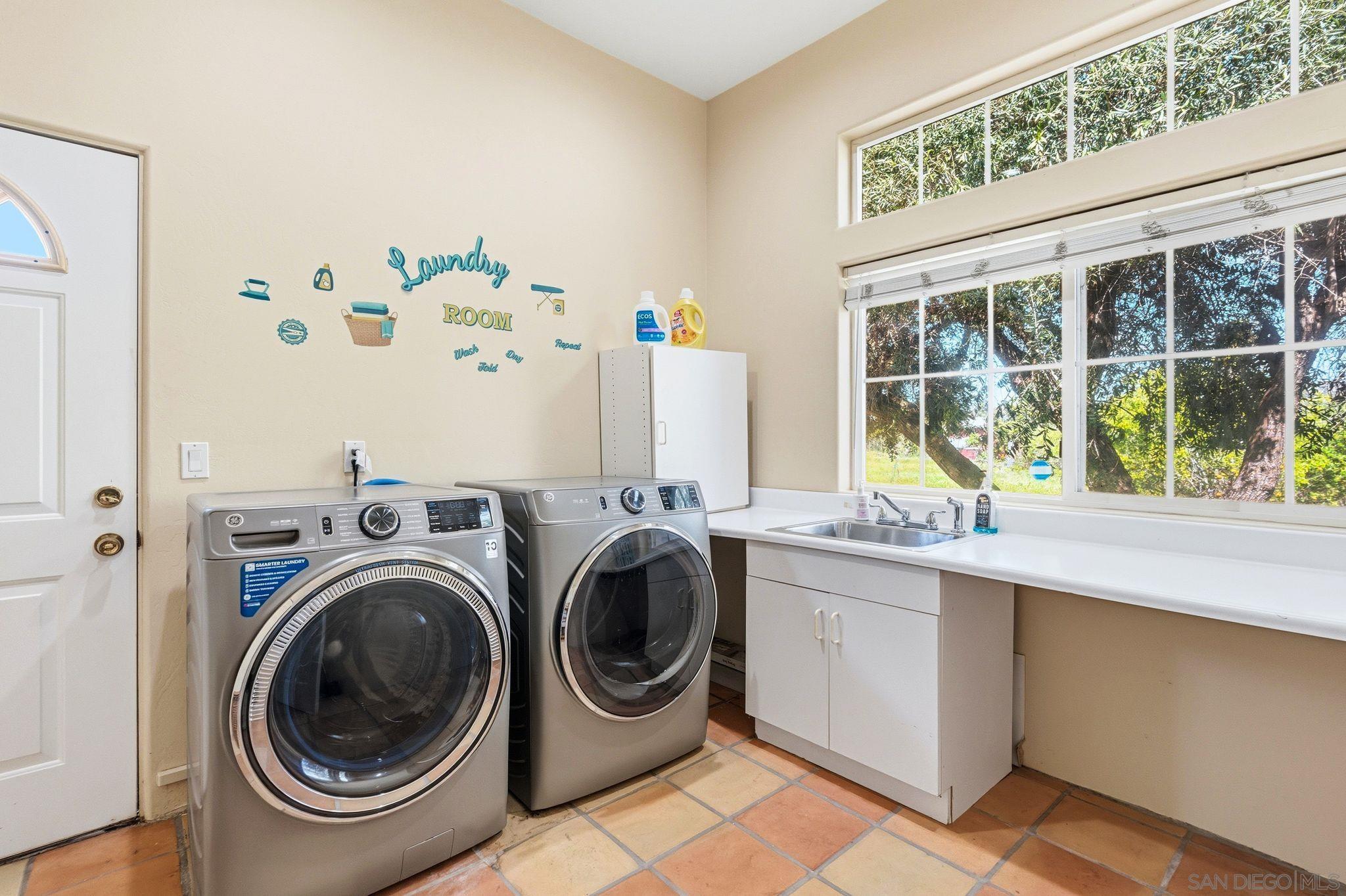 Detail Gallery Image 12 of 22 For 1035  Sleeping Indian, Oceanside,  CA 92057 - 4 Beds | 4 Baths