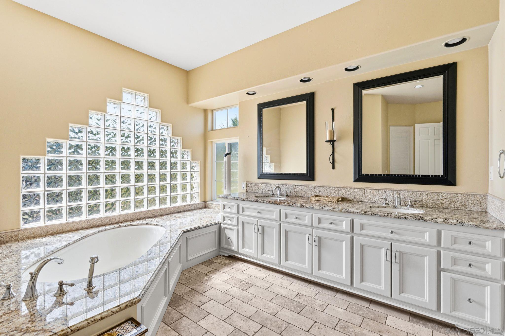 Detail Gallery Image 8 of 22 For 1035  Sleeping Indian, Oceanside,  CA 92057 - 4 Beds | 4 Baths