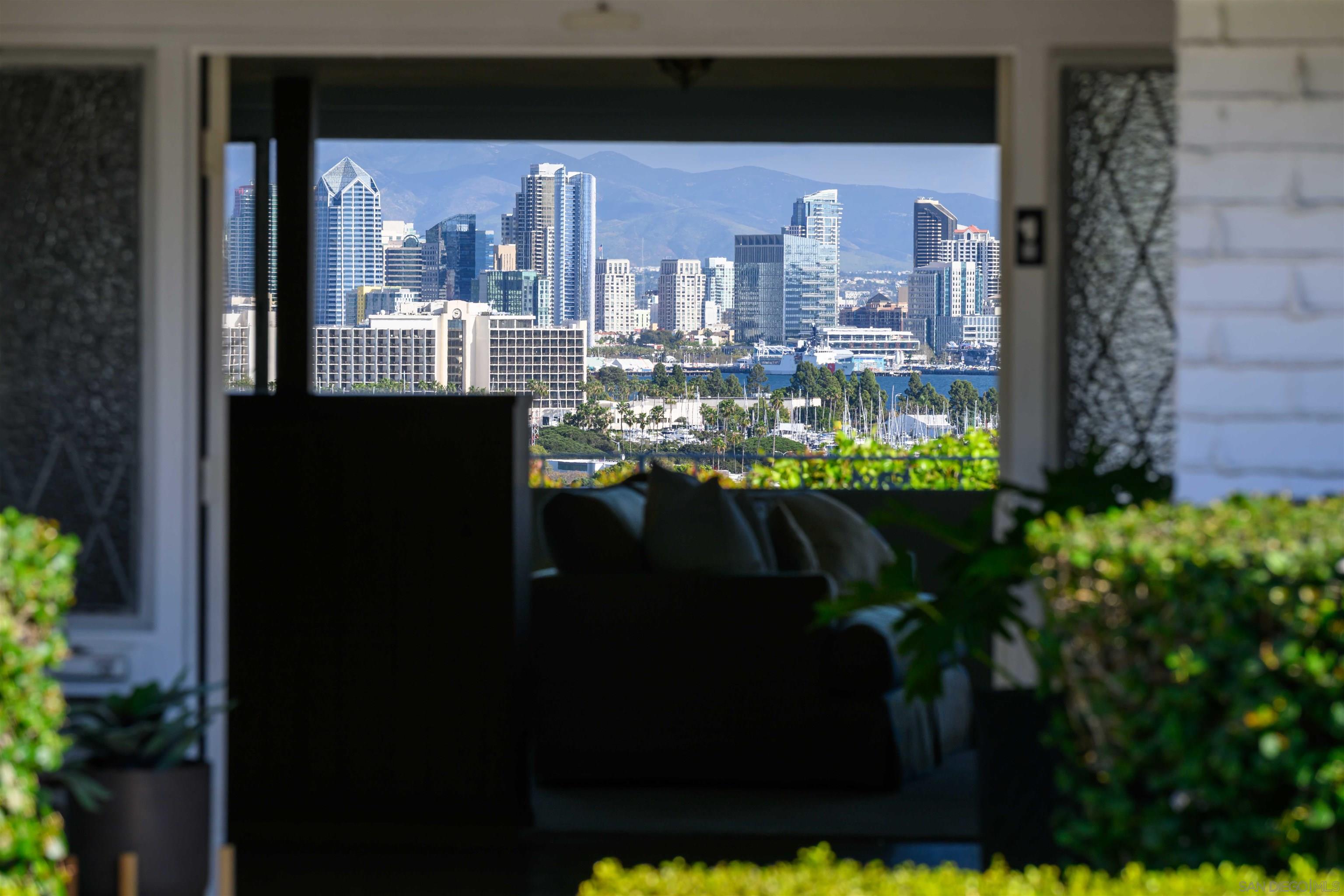 Detail Gallery Image 4 of 41 For 2255  Evergreen St, San Diego,  CA 92106 - 3 Beds | 3 Baths