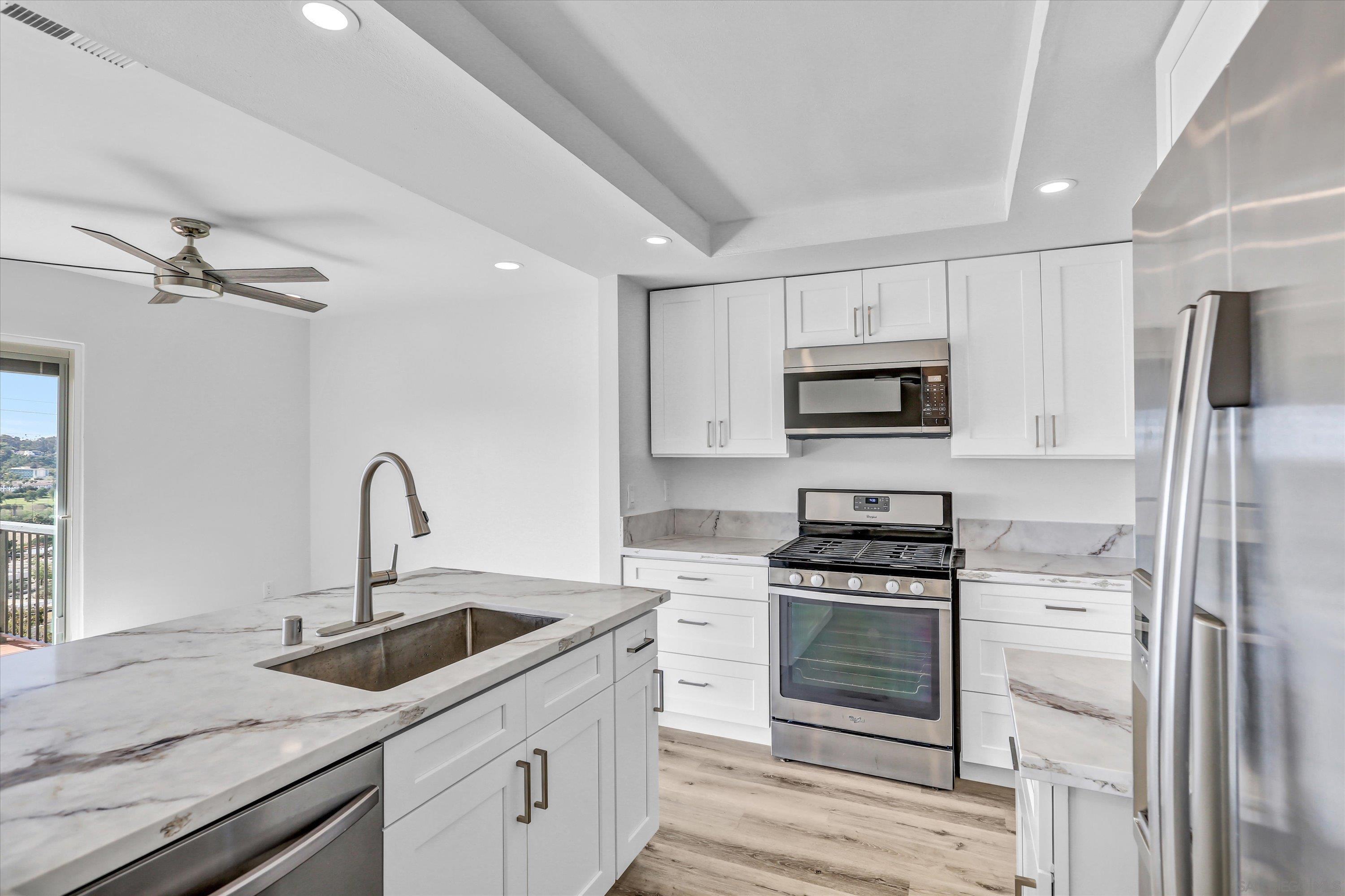 Detail Gallery Image 11 of 31 For 6933  Camino Degrazia, San Diego,  CA 92111 - 3 Beds | 3 Baths