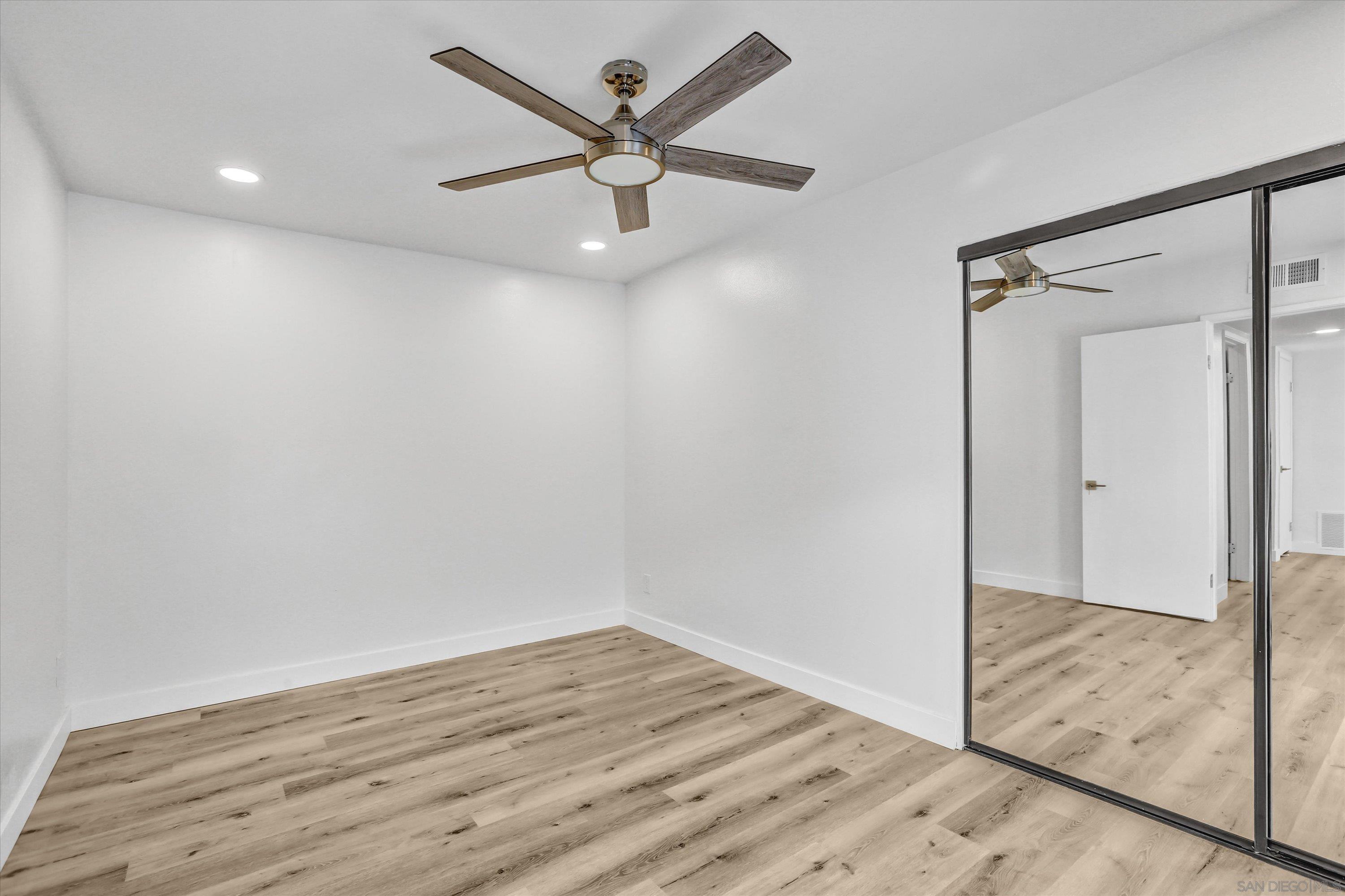 Detail Gallery Image 13 of 31 For 6933  Camino Degrazia, San Diego,  CA 92111 - 3 Beds | 3 Baths