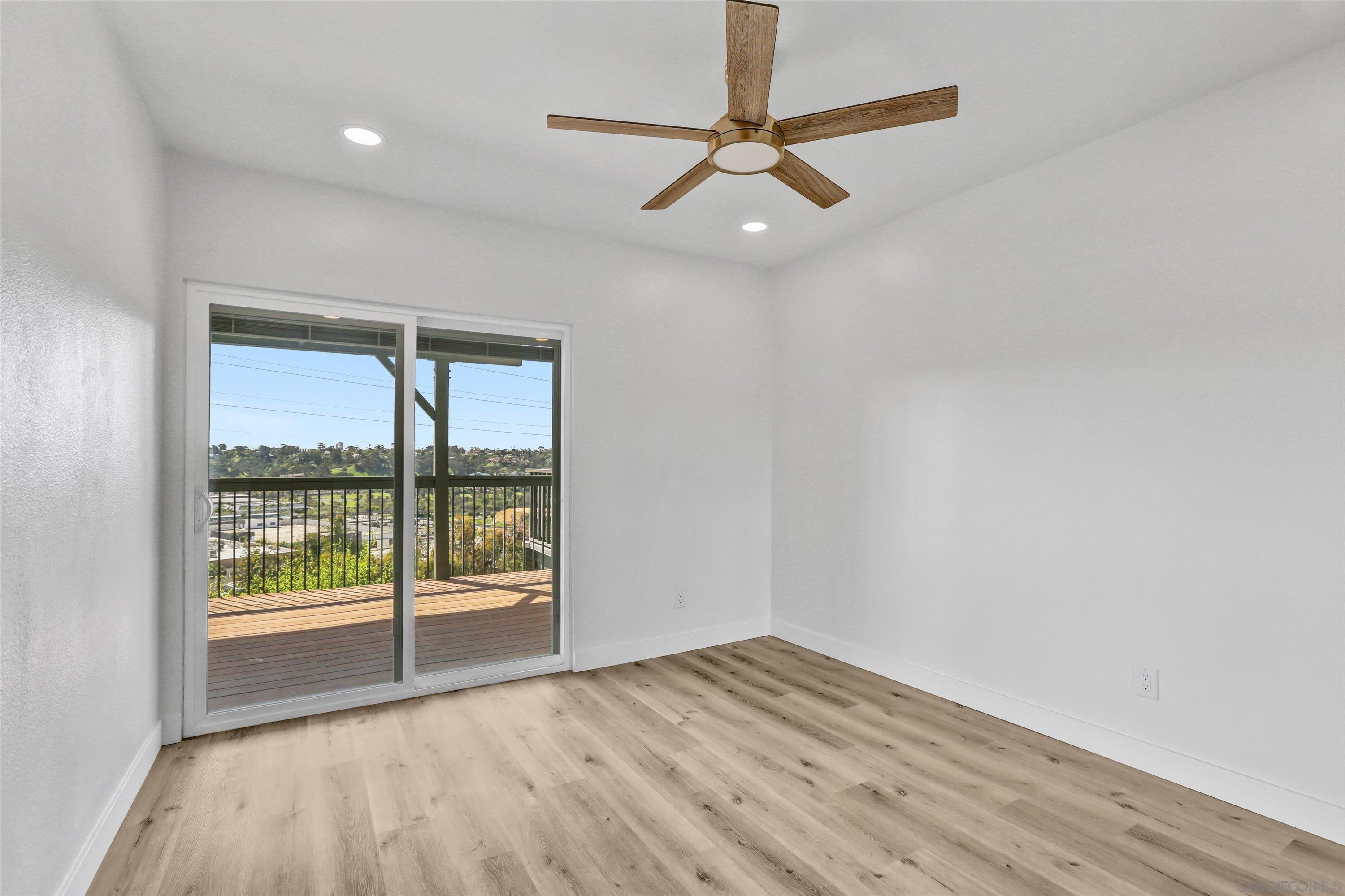 Detail Gallery Image 17 of 31 For 6933  Camino Degrazia, San Diego,  CA 92111 - 3 Beds | 3 Baths