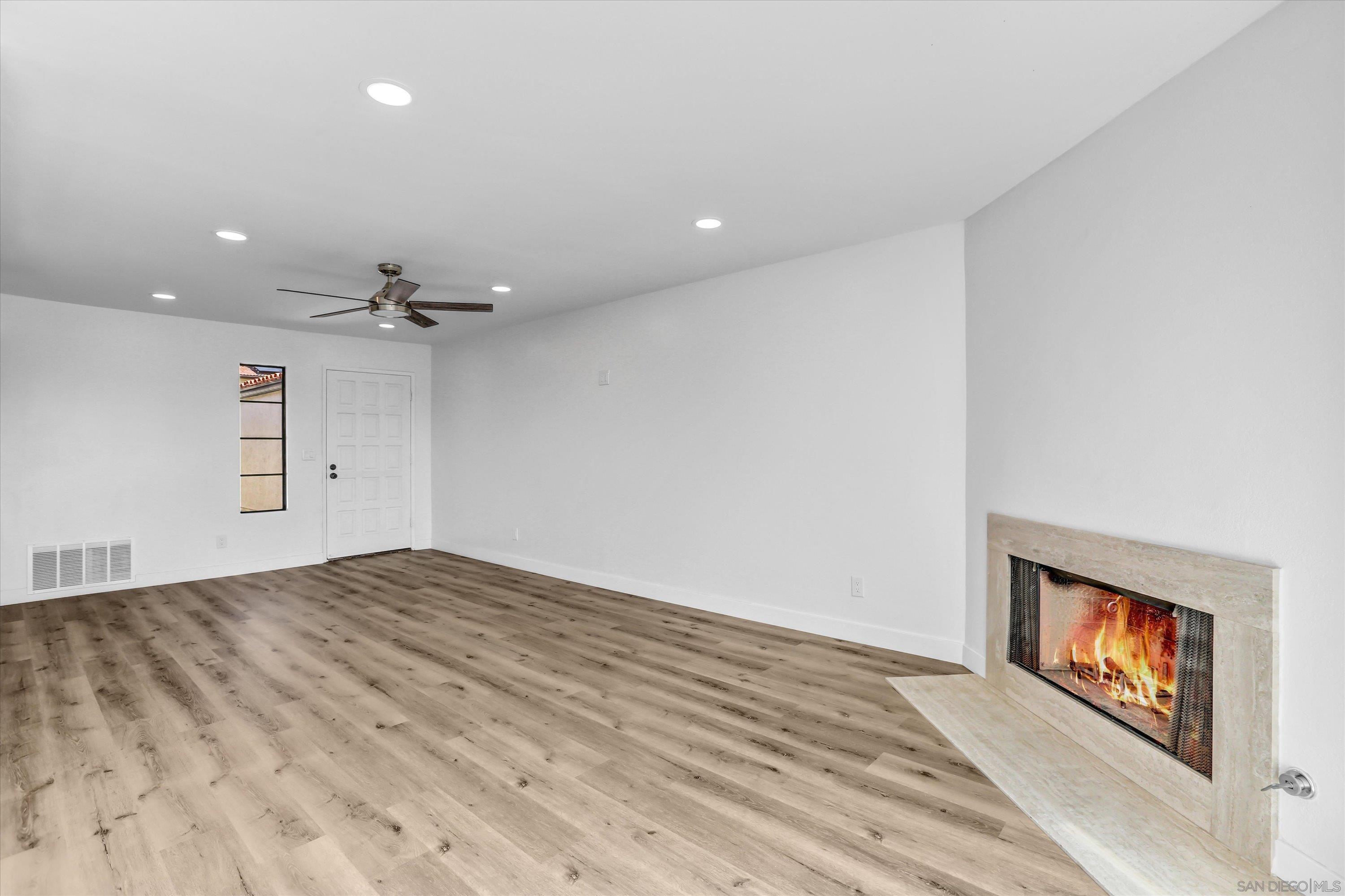 Detail Gallery Image 6 of 31 For 6933  Camino Degrazia, San Diego,  CA 92111 - 3 Beds | 3 Baths