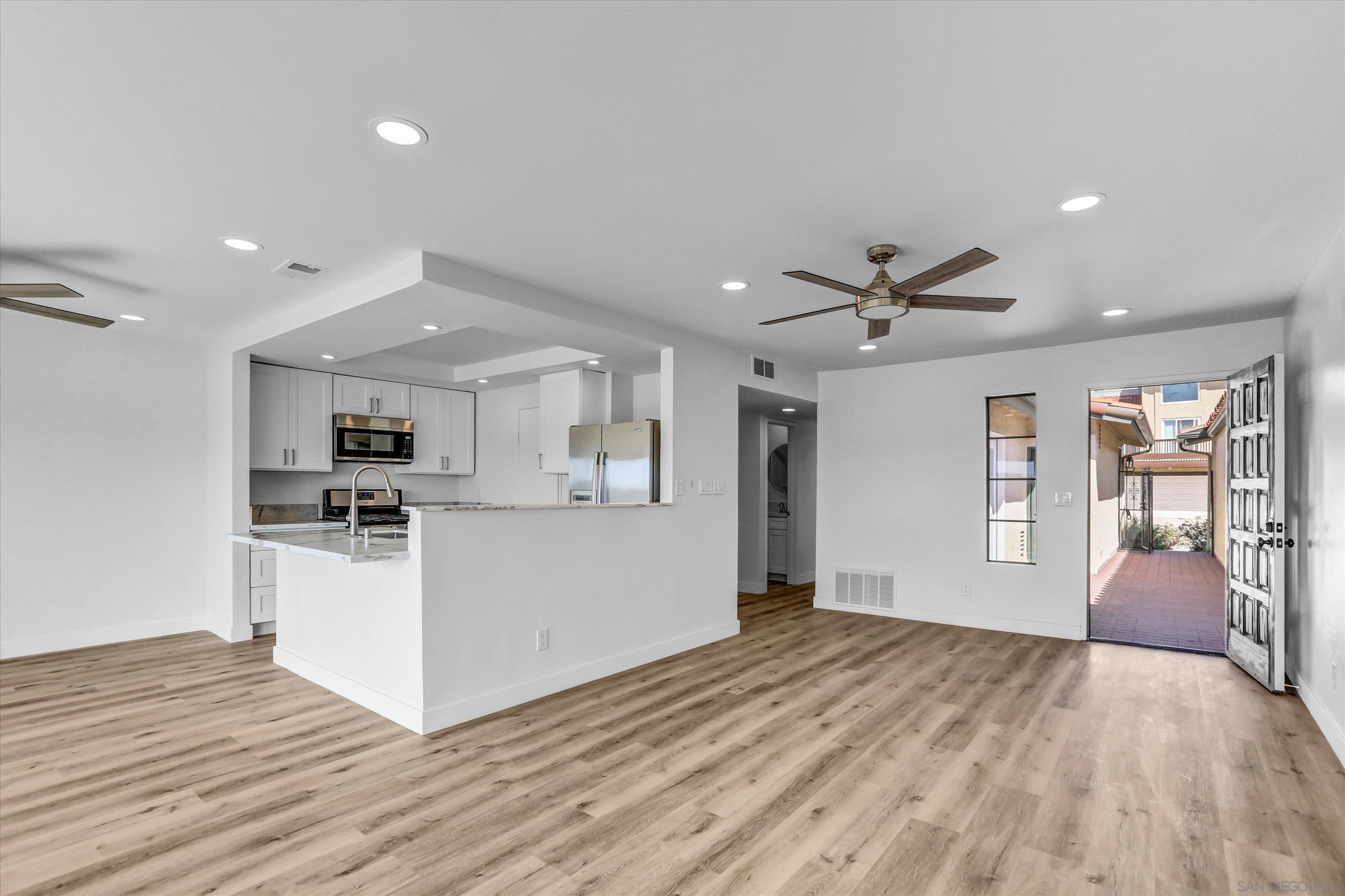 Detail Gallery Image 7 of 31 For 6933  Camino Degrazia, San Diego,  CA 92111 - 3 Beds | 3 Baths