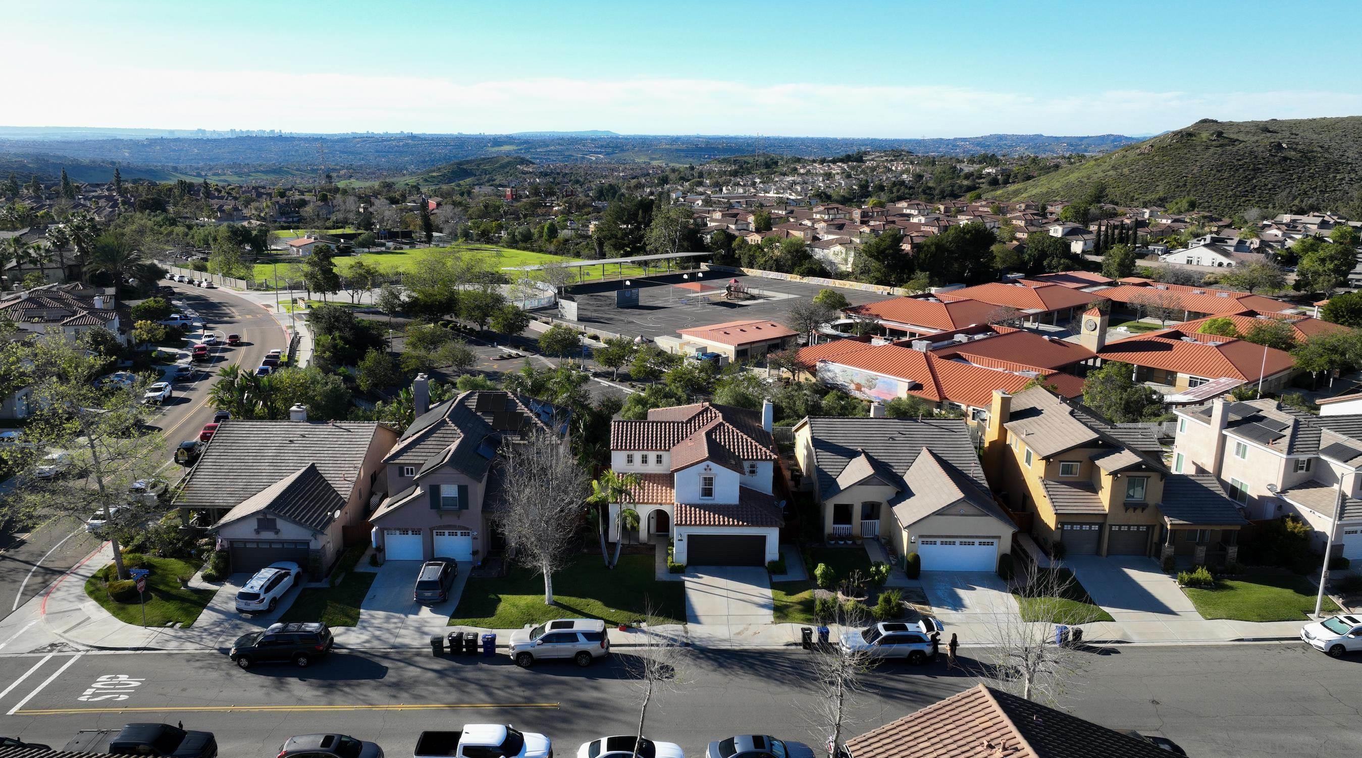 Detail Gallery Image 4 of 11 For 700  Rocking Horse Dr, Chula Vista,  CA 91914 - 3 Beds | 2/1 Baths