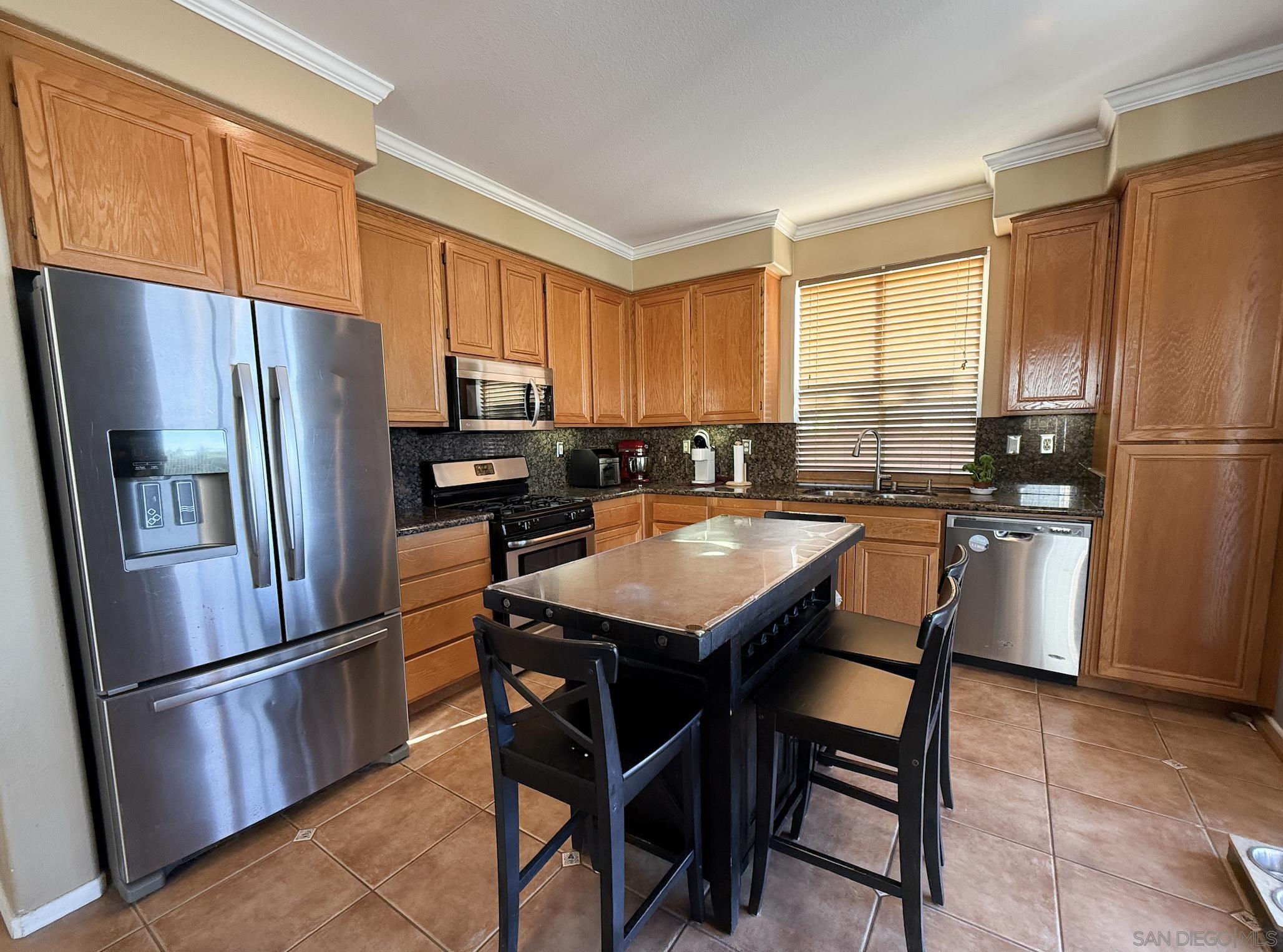 Detail Gallery Image 8 of 11 For 700  Rocking Horse Dr, Chula Vista,  CA 91914 - 3 Beds | 2/1 Baths