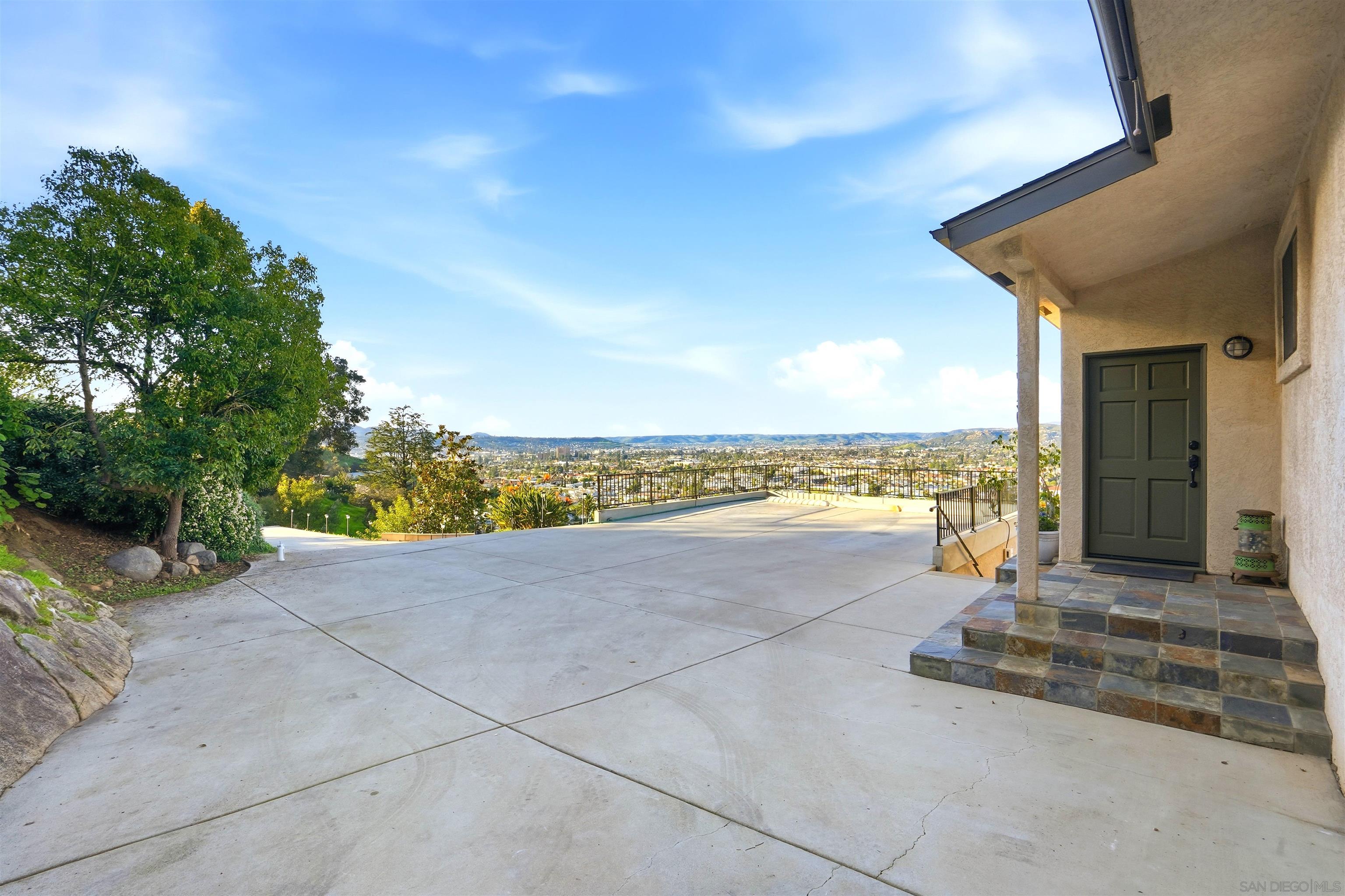 Detail Gallery Image 3 of 57 For 1216  Merritt Dr, El Cajon,  CA 92020 - 3 Beds | 3 Baths