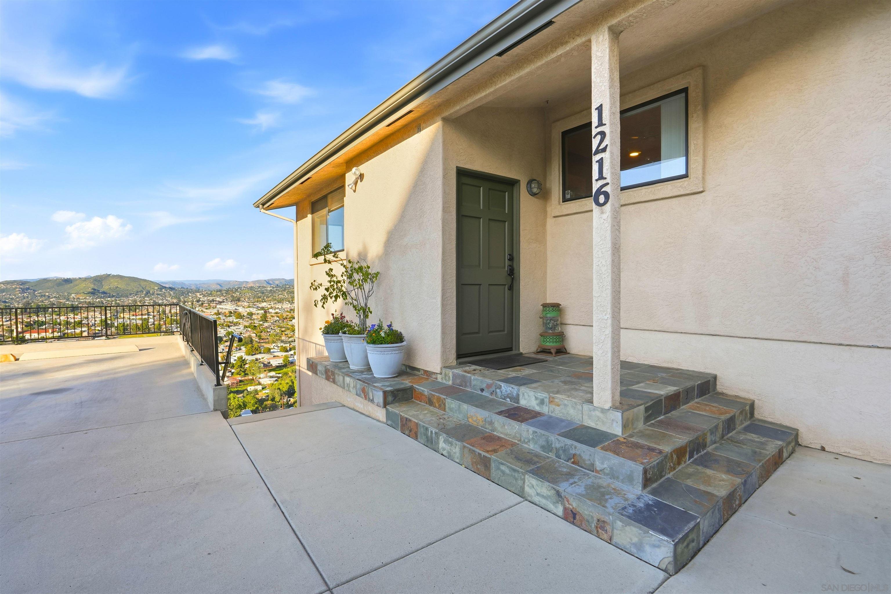 Detail Gallery Image 4 of 57 For 1216  Merritt Dr, El Cajon,  CA 92020 - 3 Beds | 3 Baths