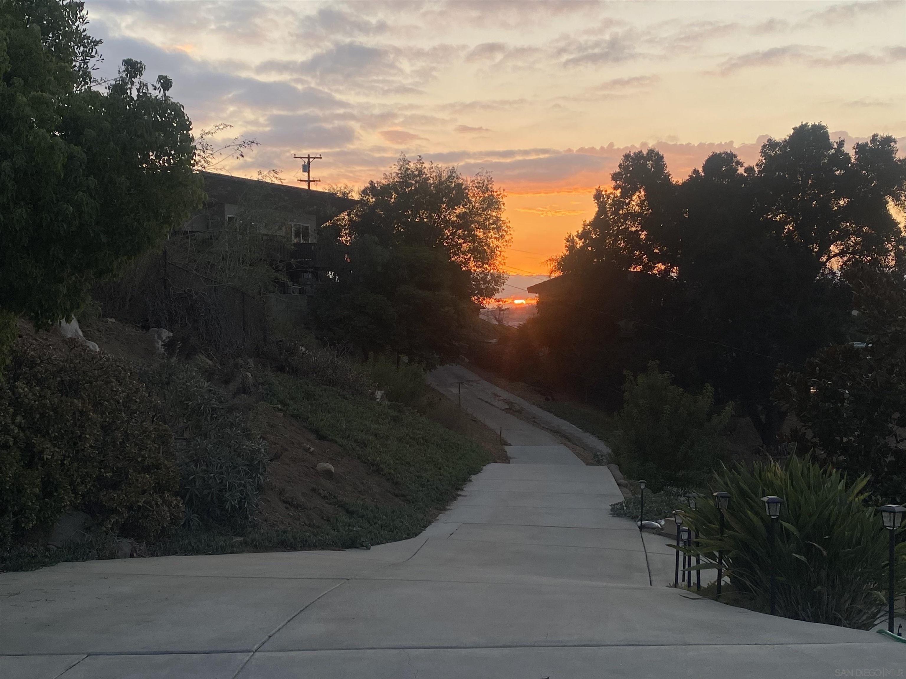 Detail Gallery Image 6 of 57 For 1216  Merritt Dr, El Cajon,  CA 92020 - 3 Beds | 3 Baths