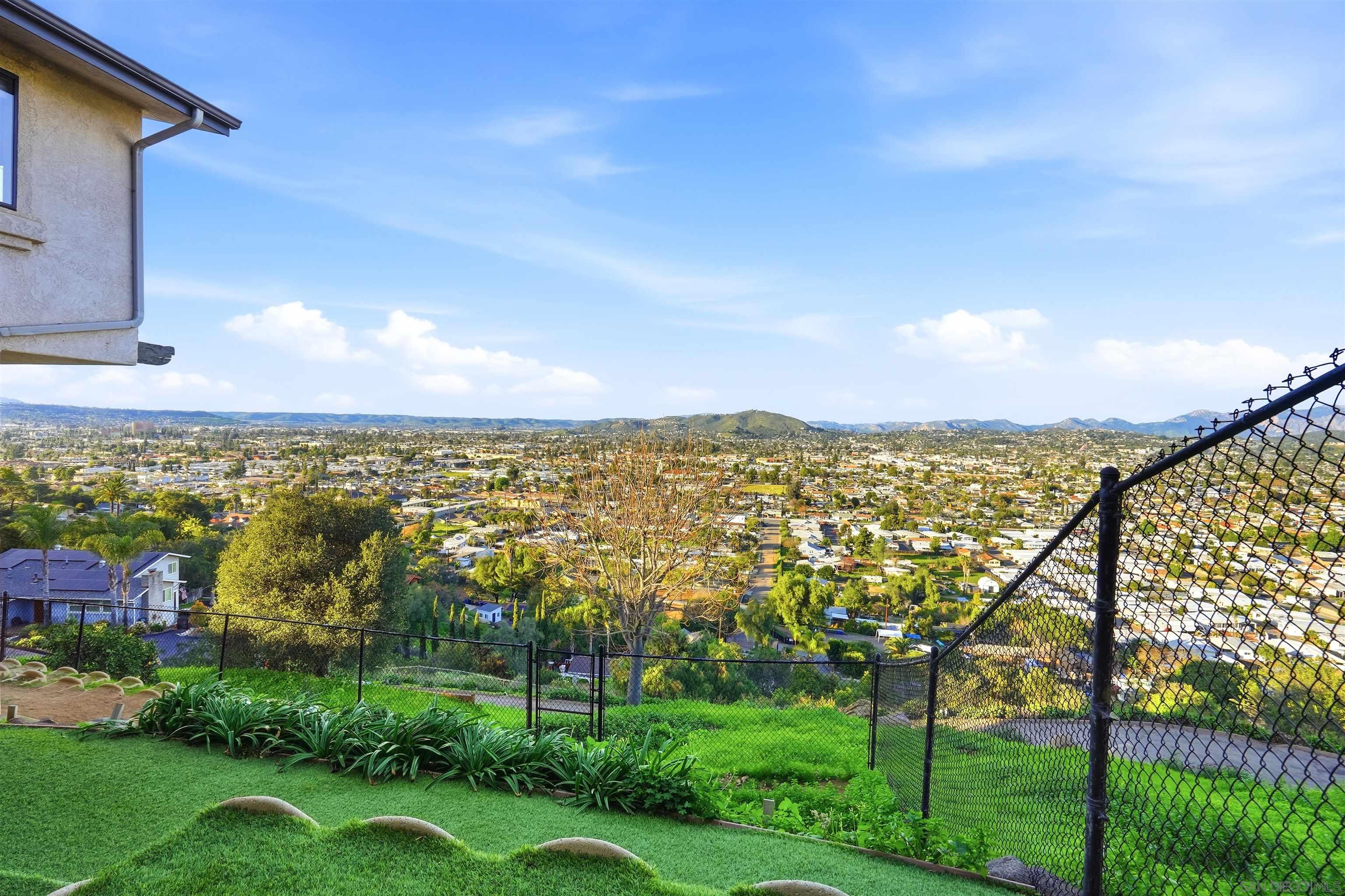 Detail Gallery Image 8 of 57 For 1216  Merritt Dr, El Cajon,  CA 92020 - 3 Beds | 3 Baths