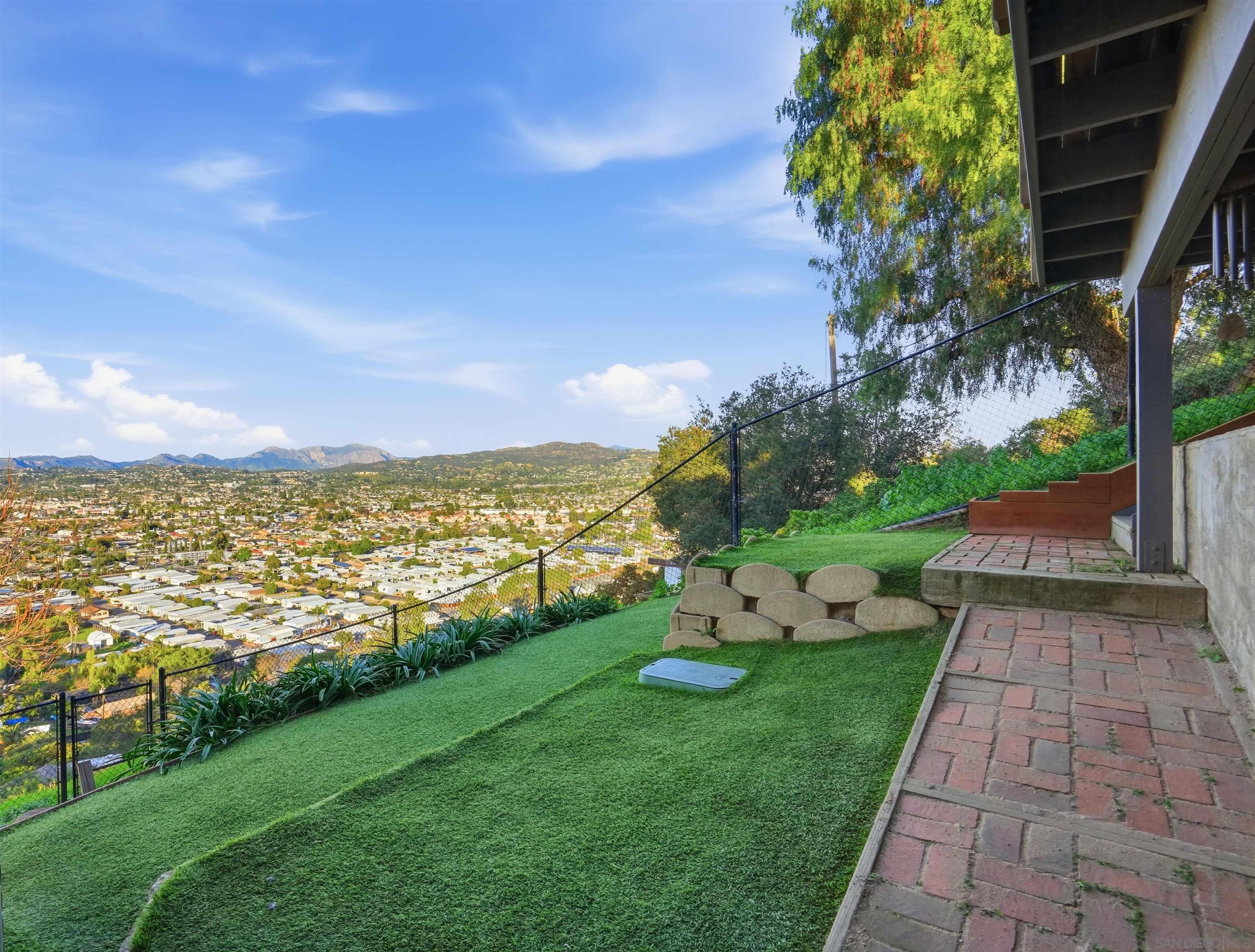 Detail Gallery Image 9 of 57 For 1216  Merritt Dr, El Cajon,  CA 92020 - 3 Beds | 3 Baths