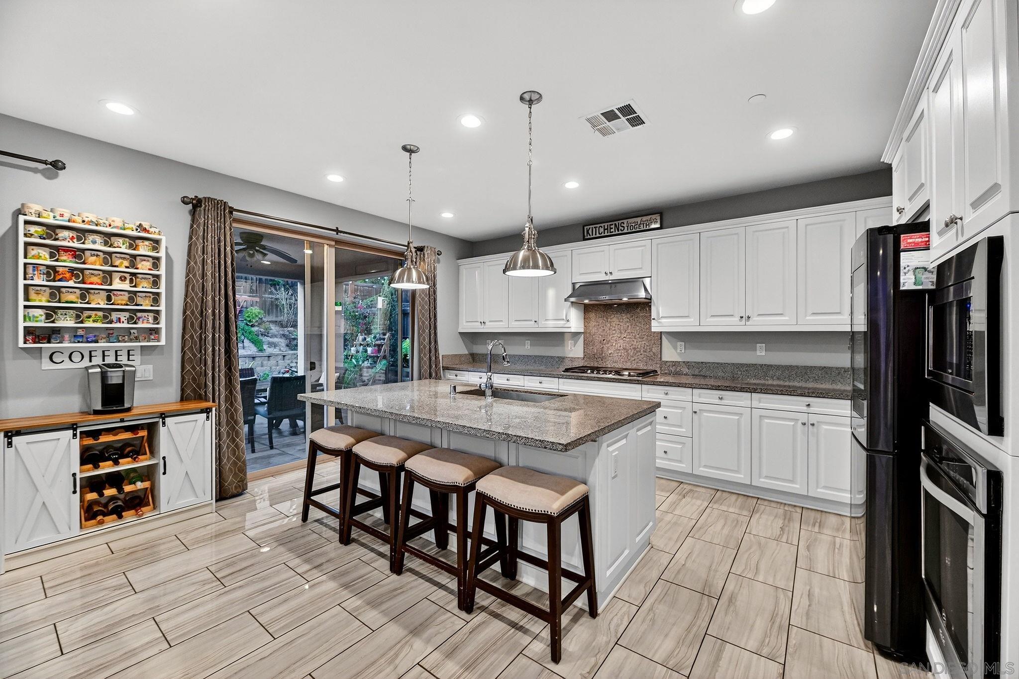 Detail Gallery Image 9 of 49 For 971  Camino Levante, Chula Vista,  CA 91913 - 5 Beds | 3/1 Baths