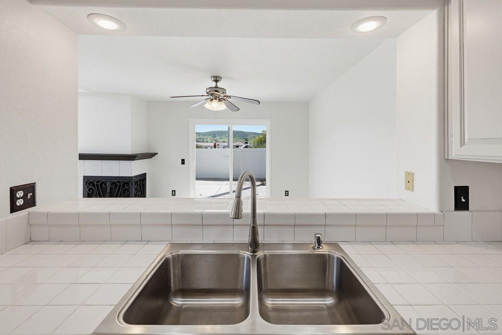 Detail Gallery Image 9 of 48 For 12875  Carriage Heights Way, Poway,  CA 92064 - 3 Beds | 2/1 Baths
