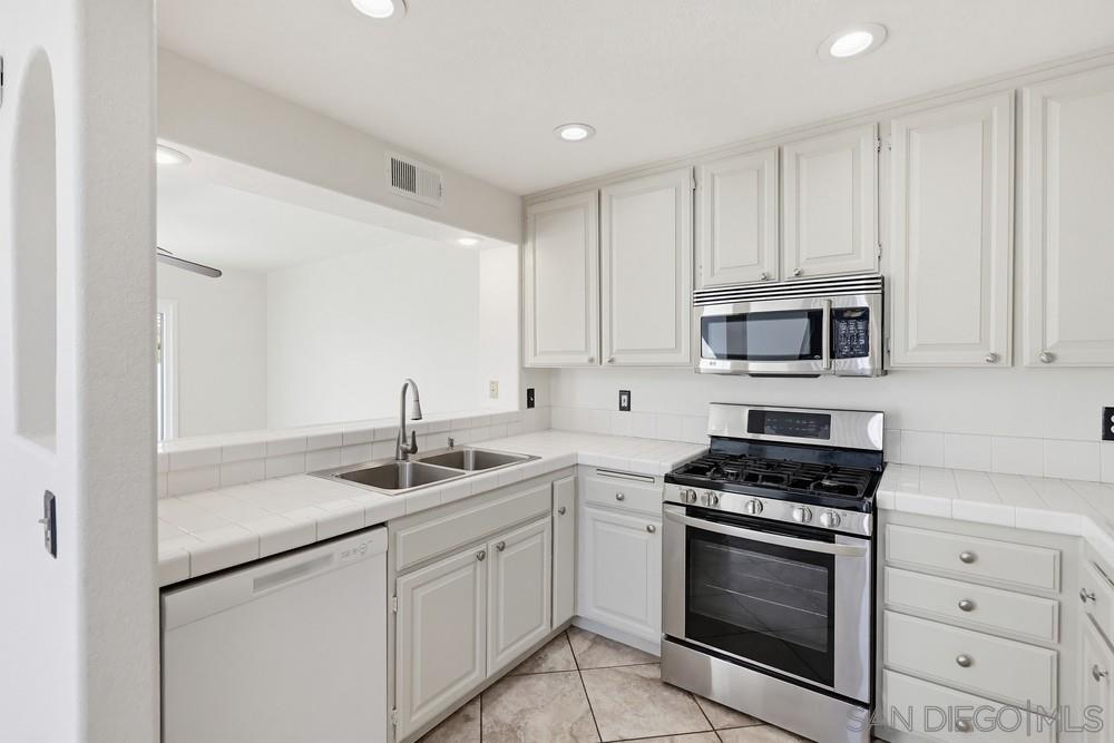 Detail Gallery Image 11 of 48 For 12875  Carriage Heights Way, Poway,  CA 92064 - 3 Beds | 2/1 Baths