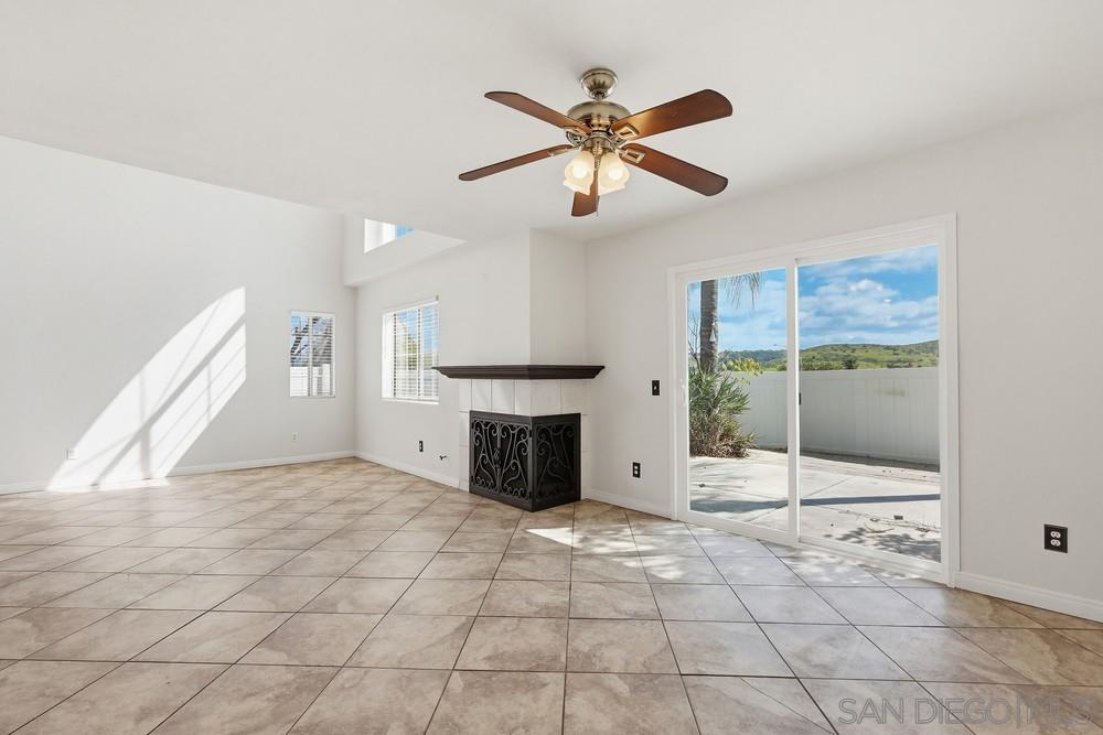 Detail Gallery Image 4 of 48 For 12875  Carriage Heights Way, Poway,  CA 92064 - 3 Beds | 2/1 Baths