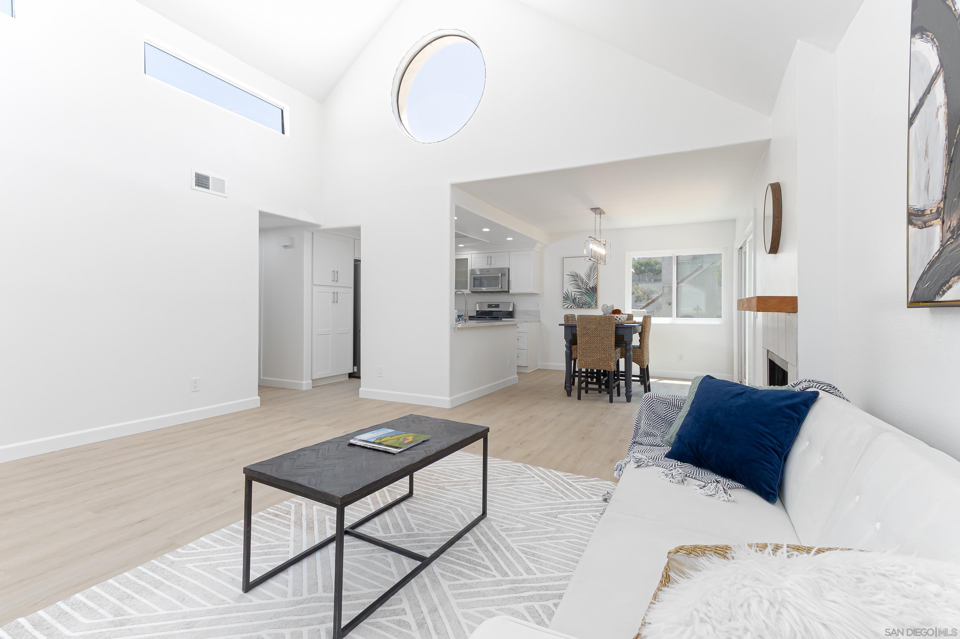 Detail Gallery Image 3 of 29 For 359 N Melrose Drive H, Vista,  CA 92083 - 2 Beds | 2 Baths