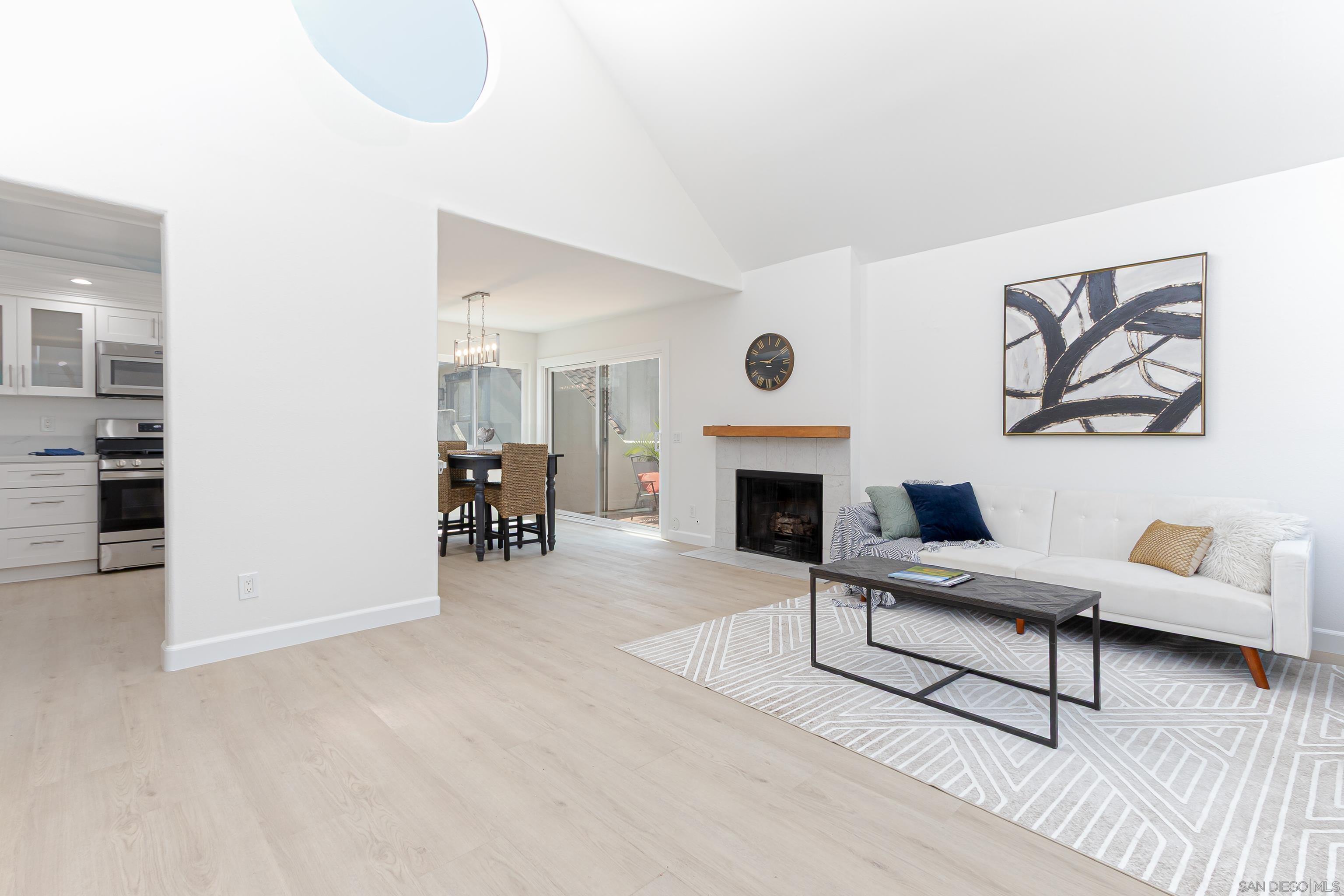 Detail Gallery Image 4 of 29 For 359 N Melrose Drive H, Vista,  CA 92083 - 2 Beds | 2 Baths