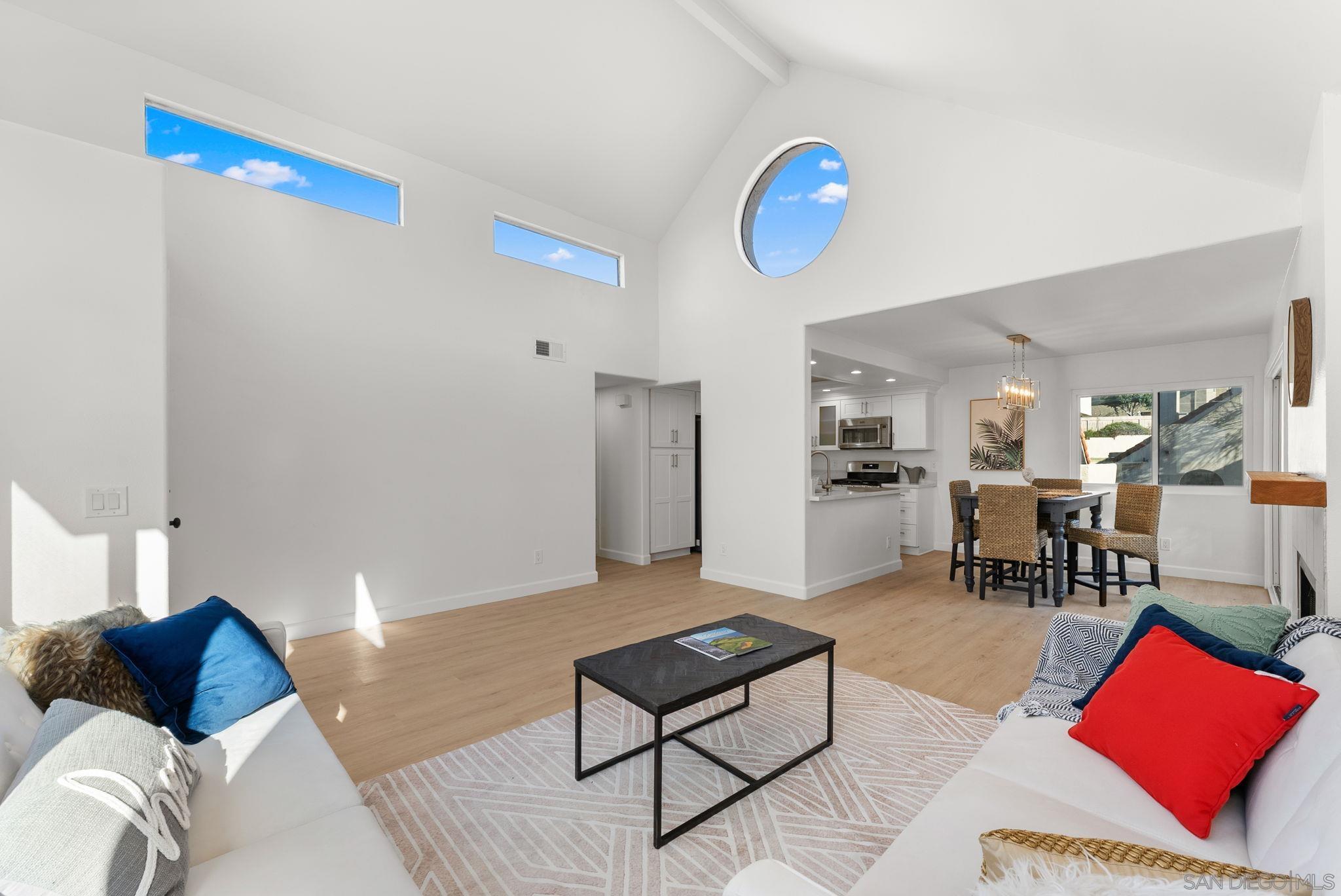 Detail Gallery Image 4 of 39 For 359 N Melrose Drive H, Vista,  CA 92083 - 2 Beds | 2 Baths