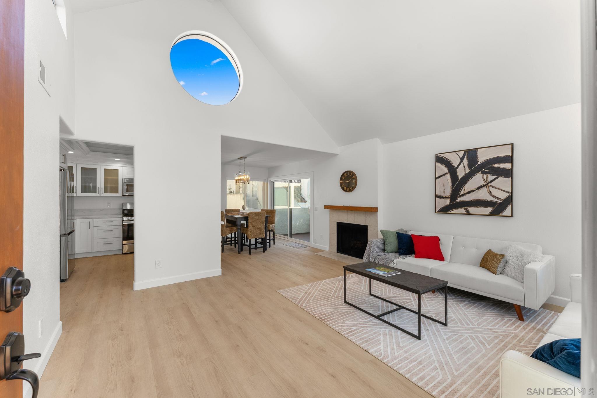 Detail Gallery Image 5 of 39 For 359 N Melrose Drive H, Vista,  CA 92083 - 2 Beds | 2 Baths