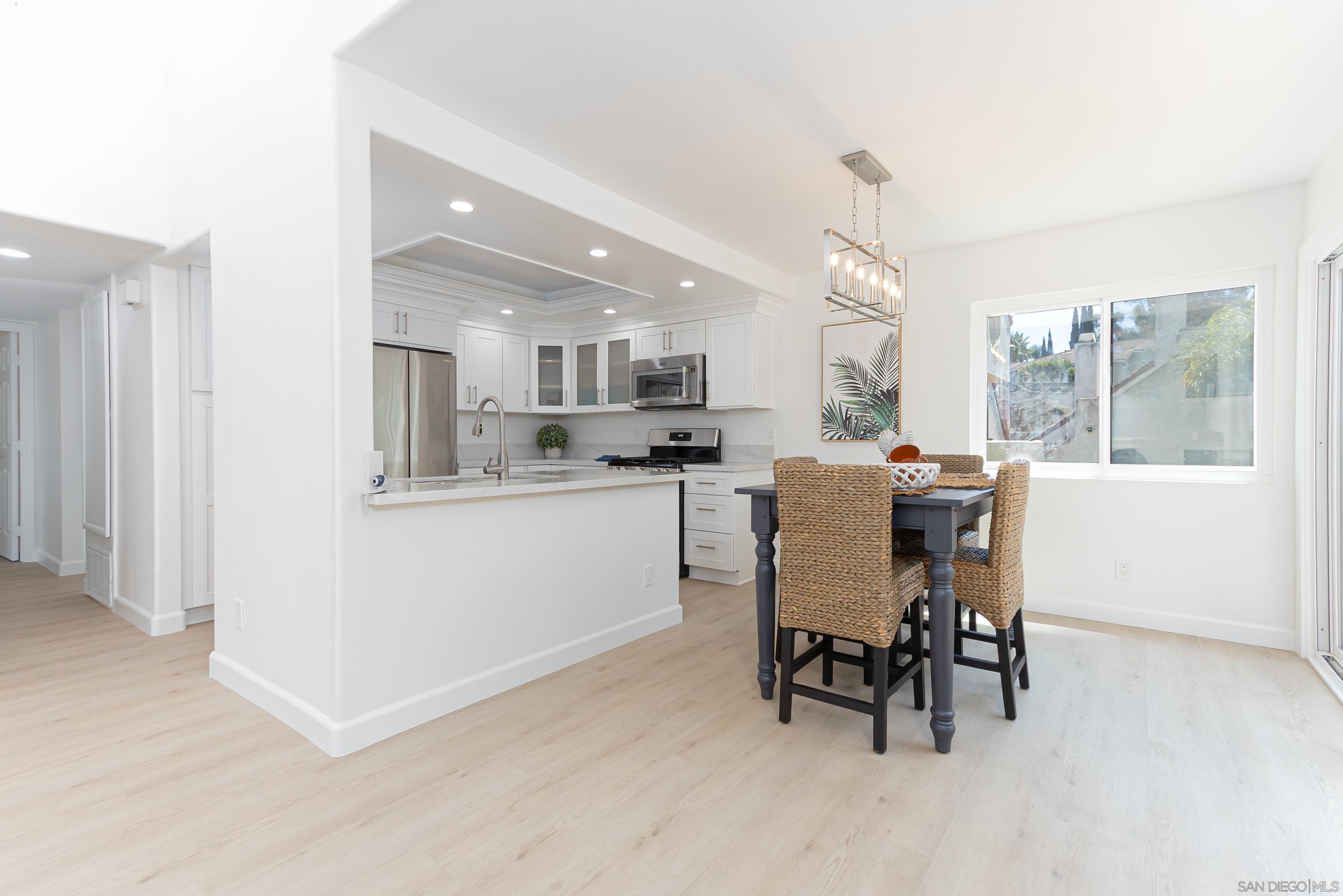 Detail Gallery Image 5 of 29 For 359 N Melrose Drive H, Vista,  CA 92083 - 2 Beds | 2 Baths