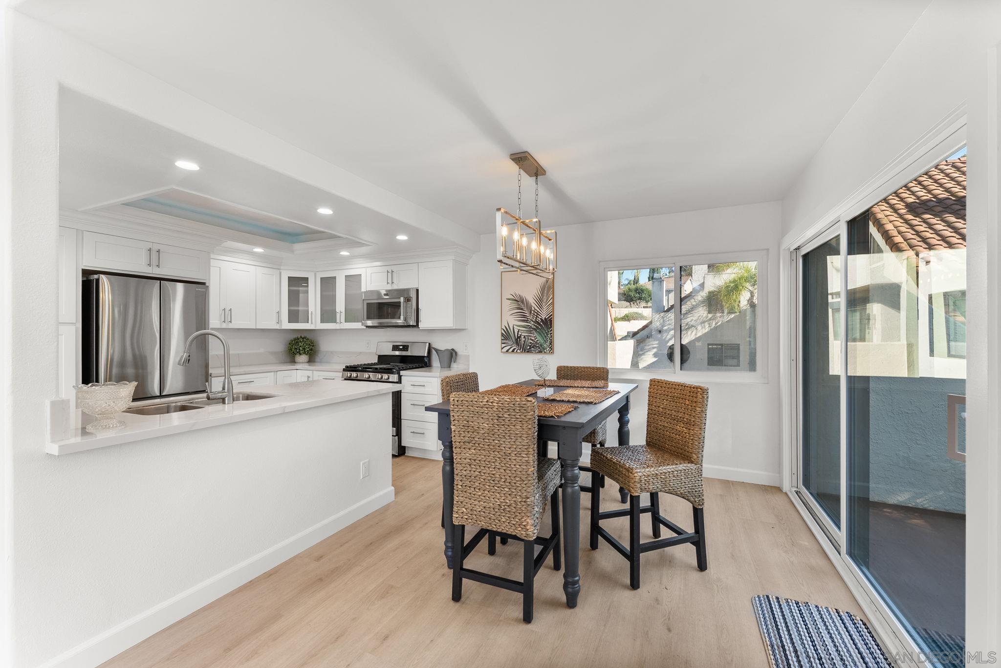 Detail Gallery Image 6 of 39 For 359 N Melrose Drive H, Vista,  CA 92083 - 2 Beds | 2 Baths