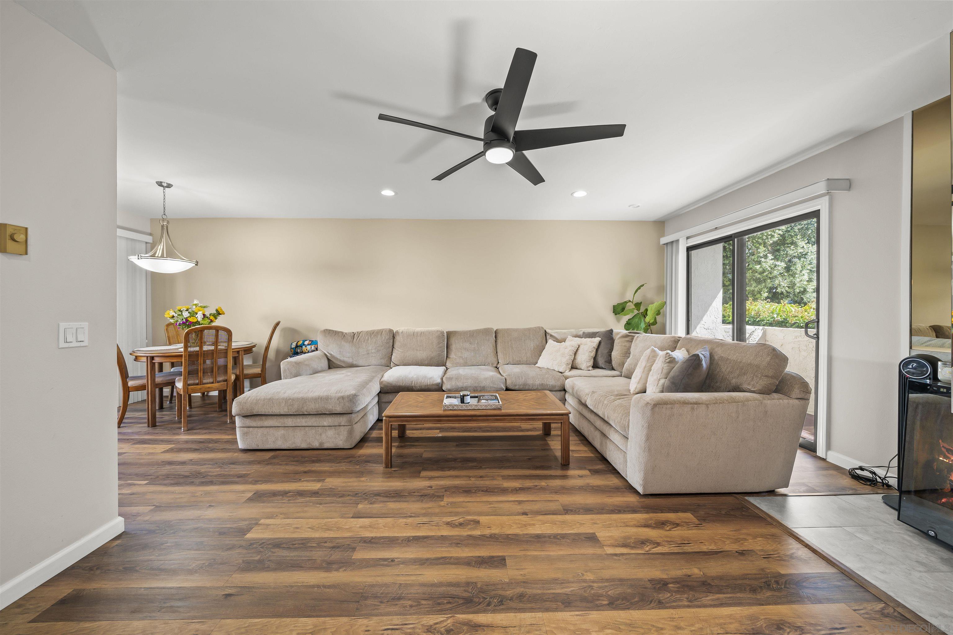 Detail Gallery Image 4 of 34 For 6626  Canyon Rim Row  #91,  San Diego,  CA 92111 - 2 Beds | 2 Baths