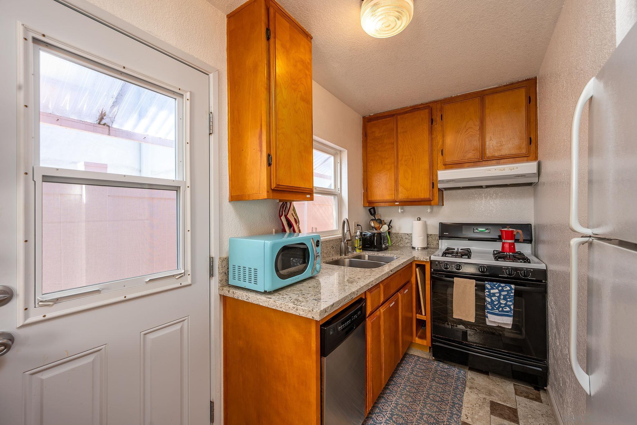 Detail Gallery Image 6 of 35 For 830-832  Pismo Ct, San Diego,  CA 92109 - – Beds | – Baths