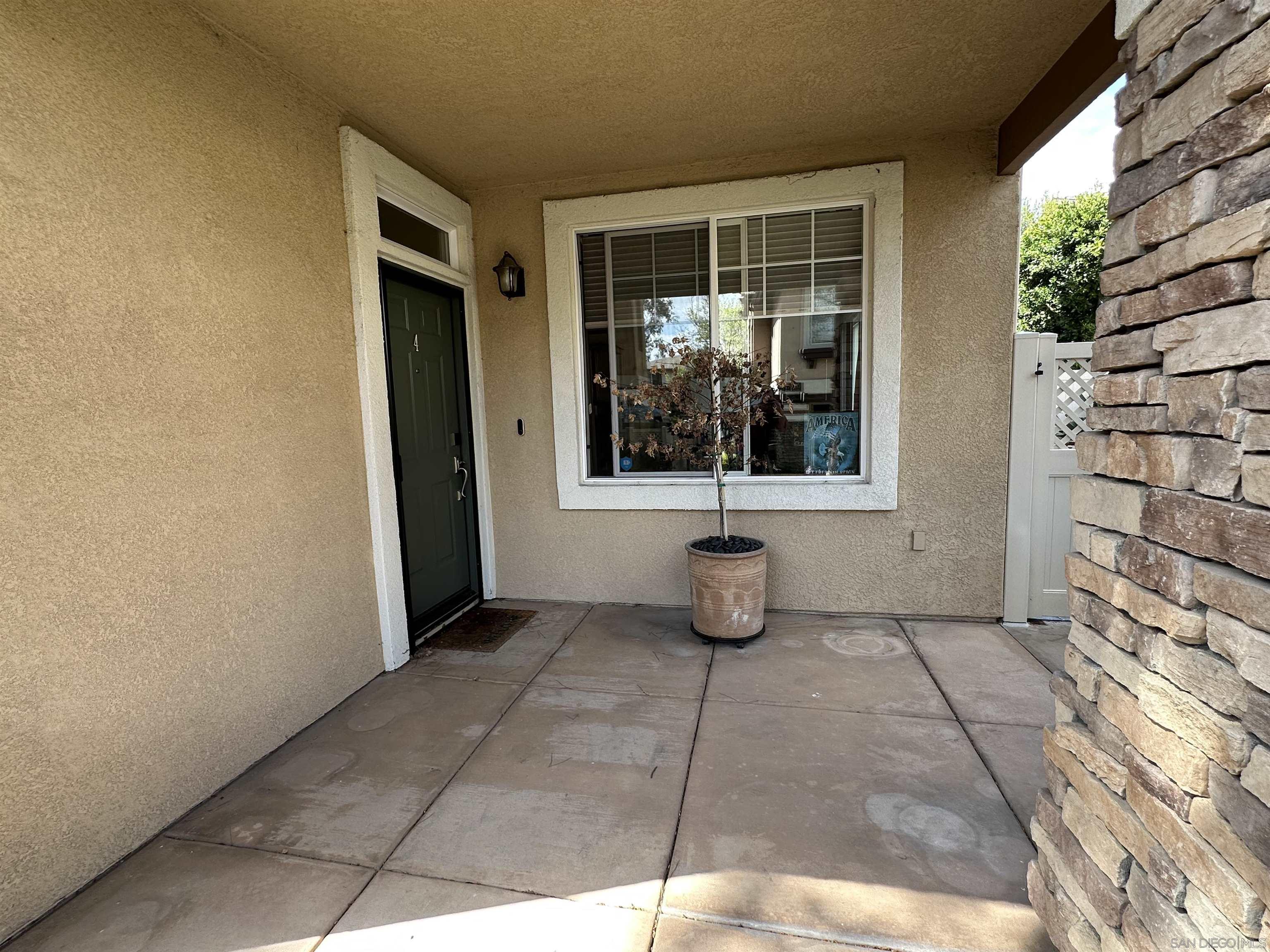 Detail Gallery Image 2 of 29 For 9625 W Canyon Ave.  #4,  San Diego,  CA 92123 - 3 Beds | 2/1 Baths