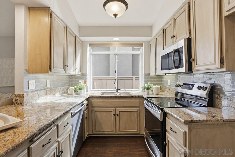 Detail Gallery Image 12 of 33 For 2246  Shadyridge Ave, Escondido,  CA 92029 - 3 Beds | 2 Baths