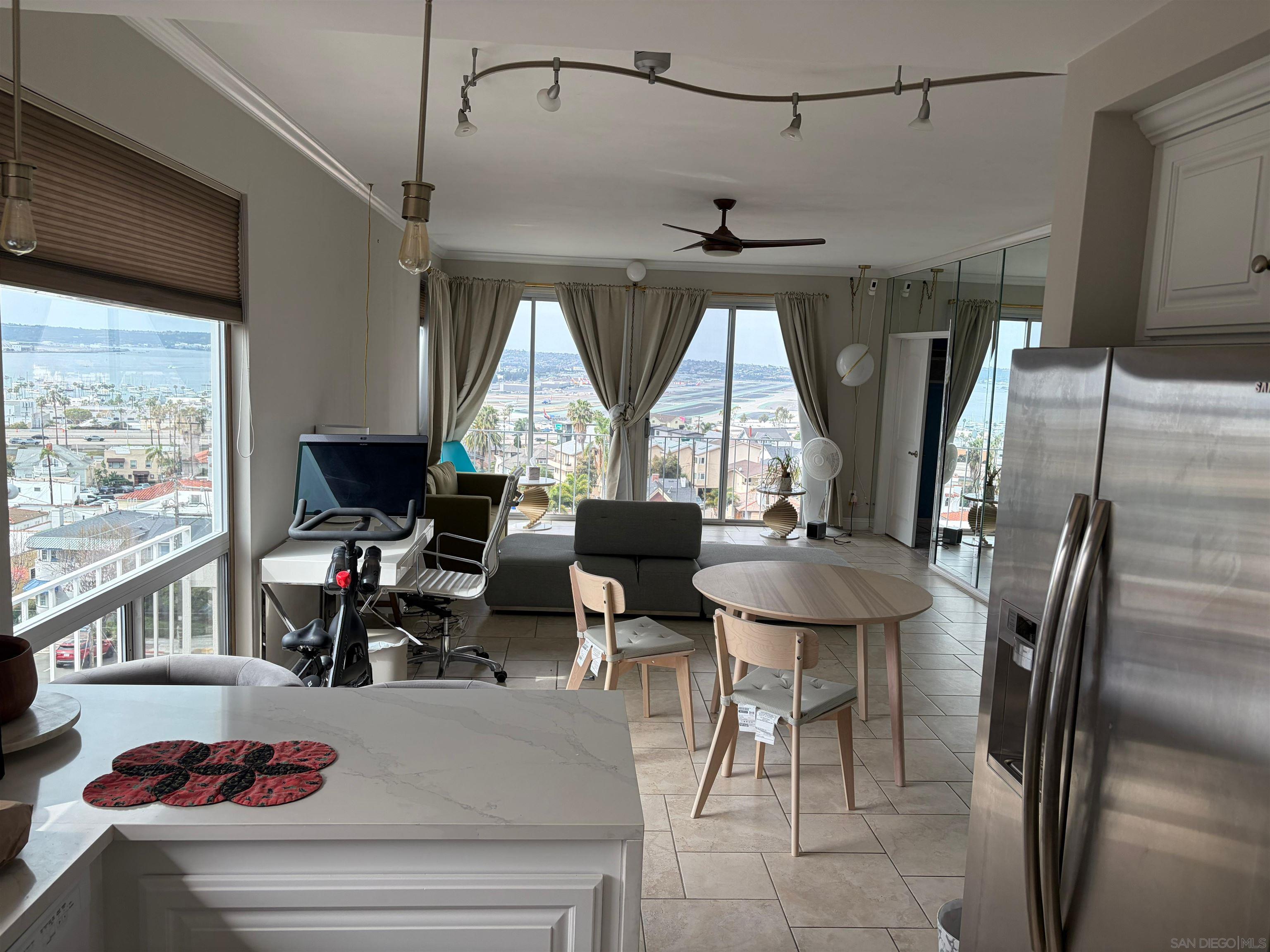 Detail Gallery Image 5 of 13 For 2410  Albatross  St.  18, San Diego,  CA 92101 - 1 Beds | 1/1 Baths