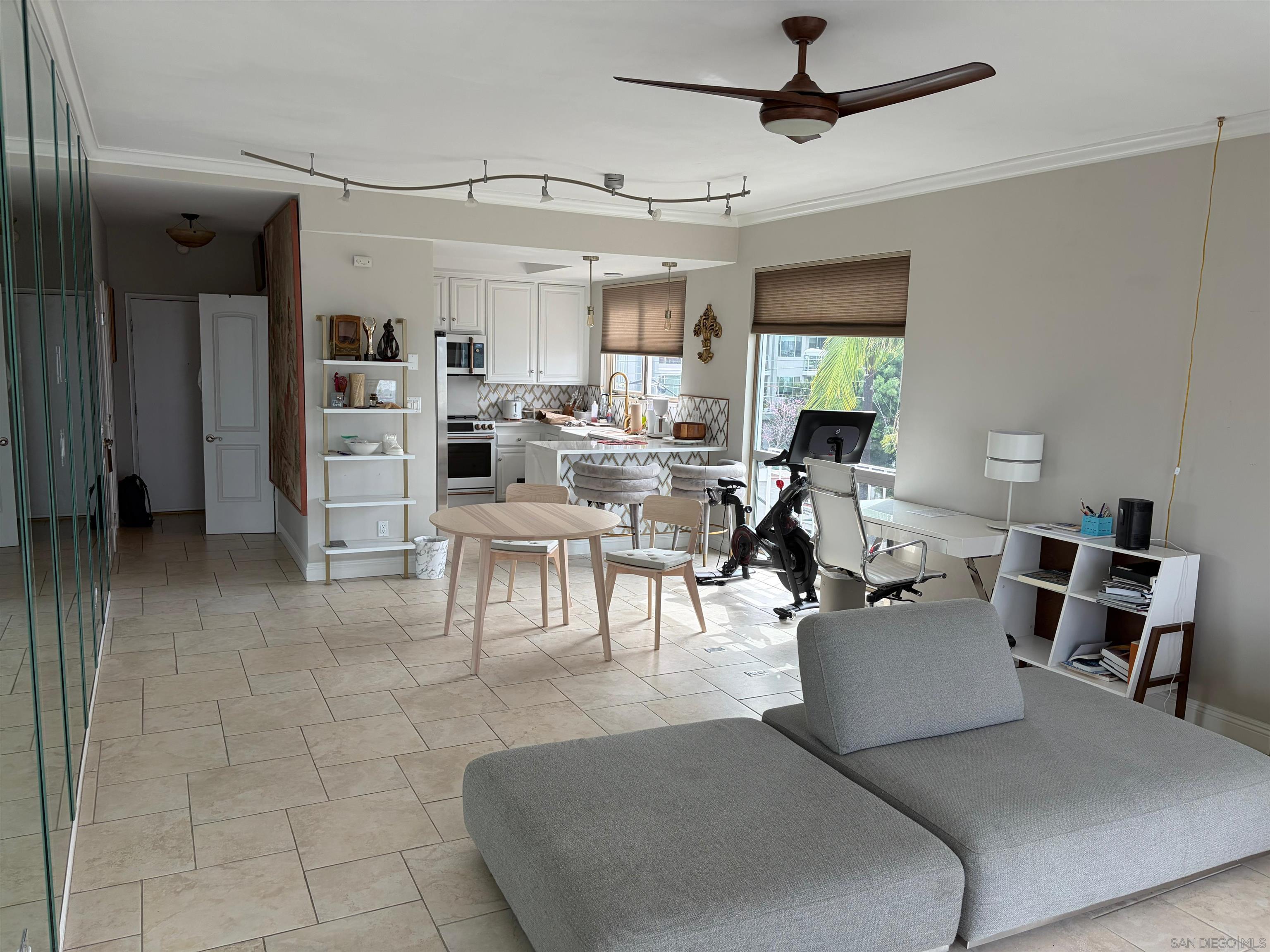 Detail Gallery Image 6 of 13 For 2410  Albatross  St.  18, San Diego,  CA 92101 - 1 Beds | 1/1 Baths