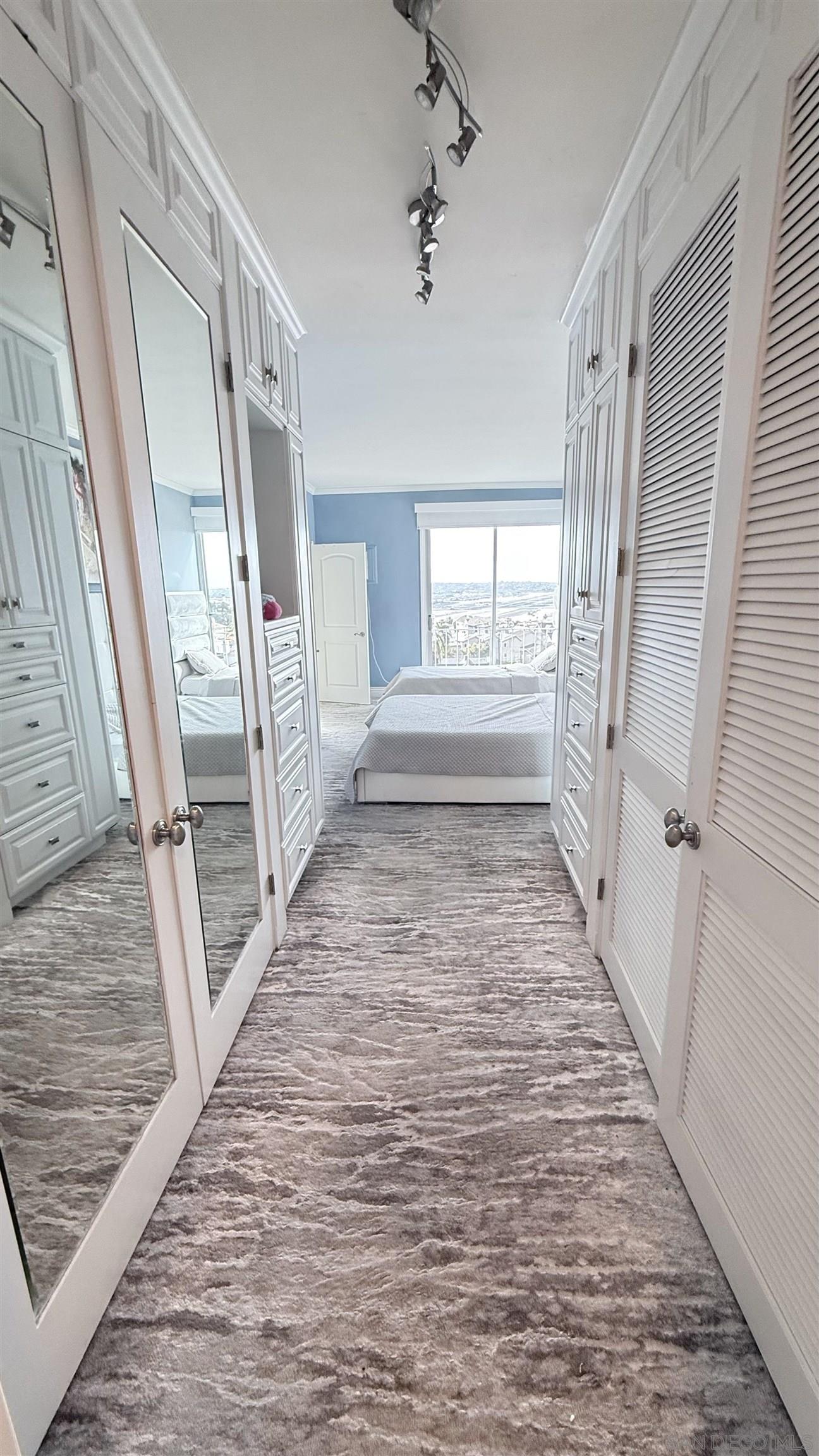 Detail Gallery Image 10 of 13 For 2410  Albatross  St.  18, San Diego,  CA 92101 - 1 Beds | 1/1 Baths