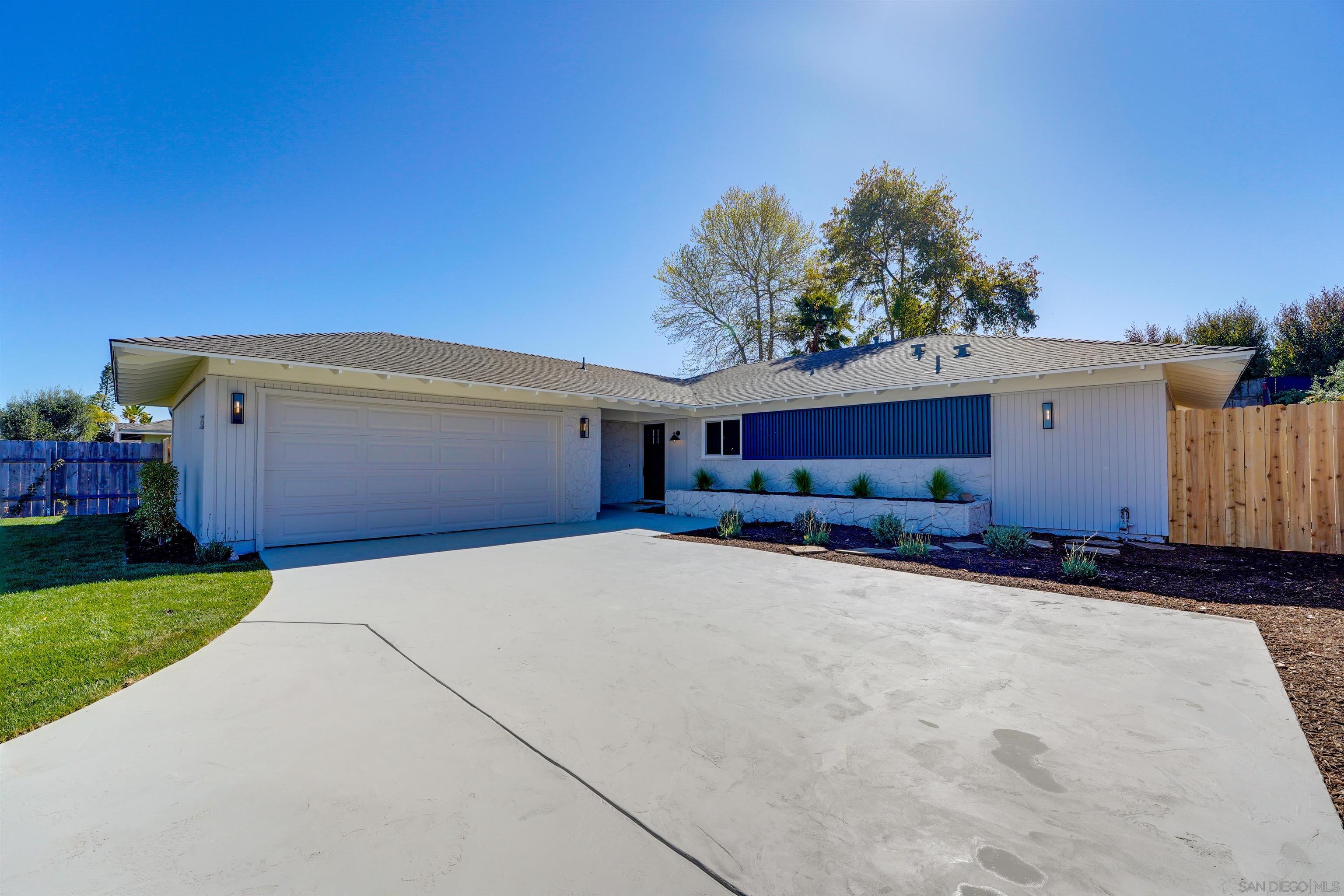 Detail Gallery Image 3 of 74 For 2927  Governor Dr, San Diego,  CA 92122 - 4 Beds | 2 Baths