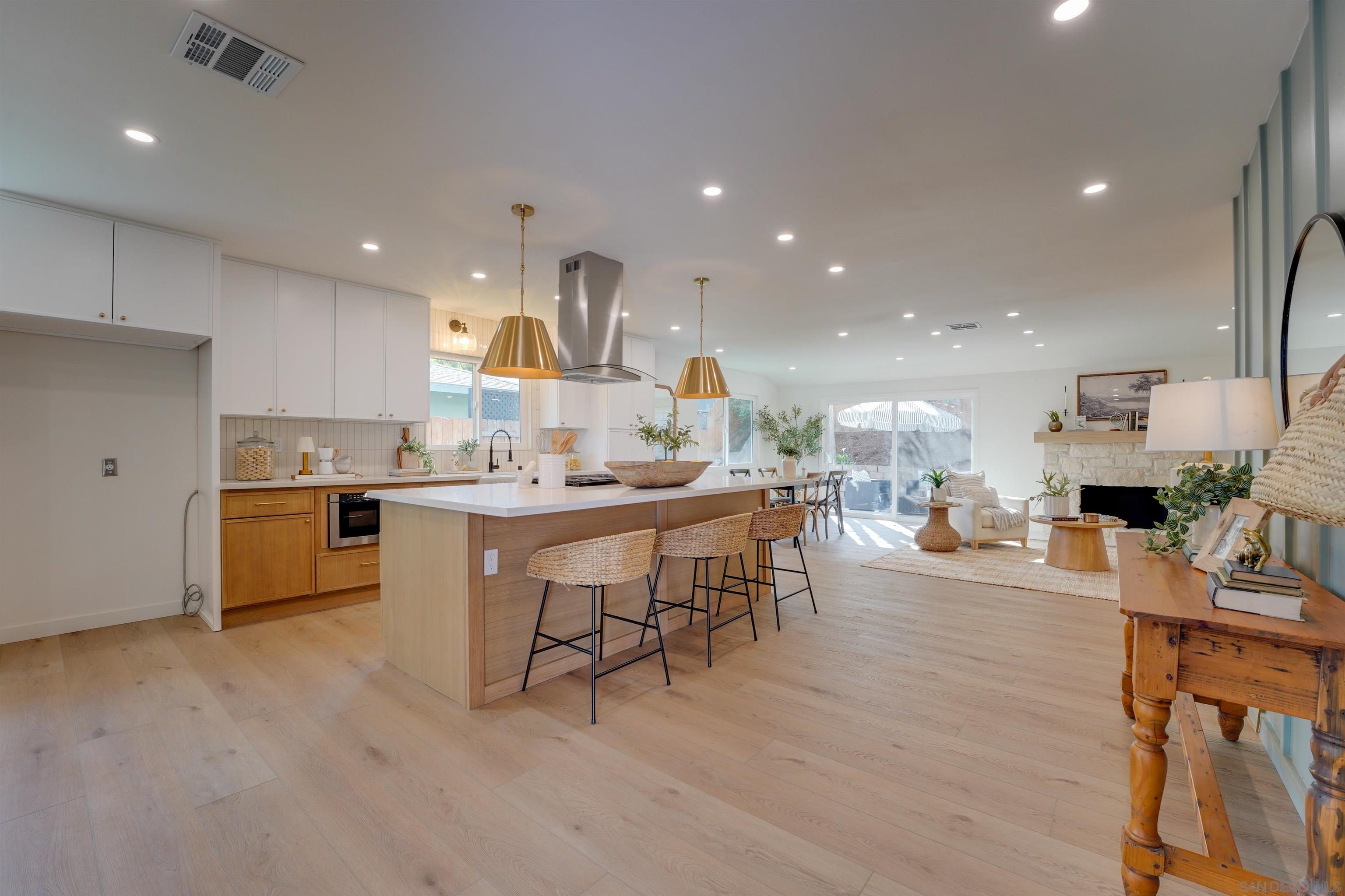 Detail Gallery Image 5 of 74 For 2927  Governor Dr, San Diego,  CA 92122 - 4 Beds | 2 Baths