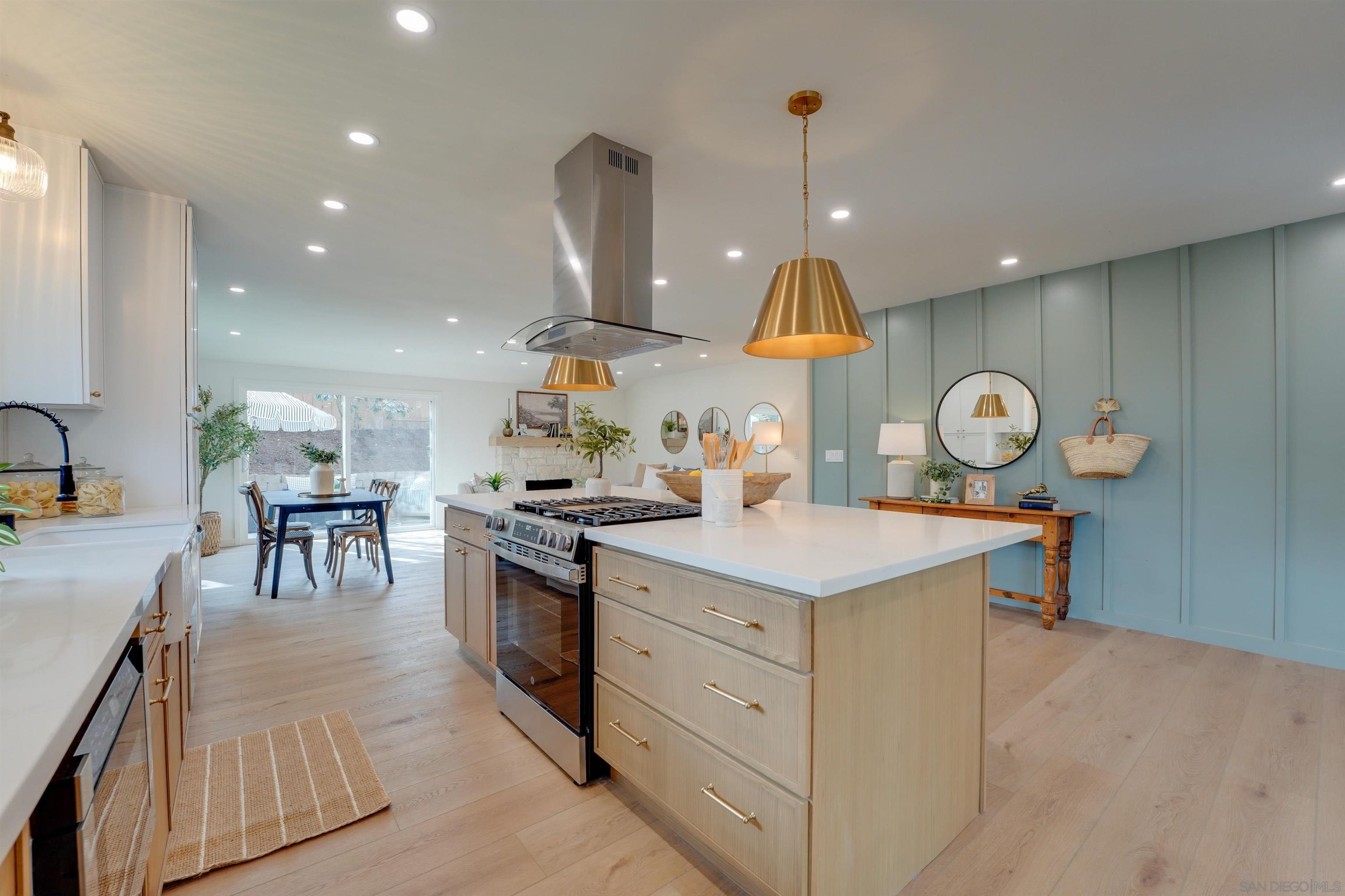 Detail Gallery Image 7 of 74 For 2927  Governor Dr, San Diego,  CA 92122 - 4 Beds | 2 Baths