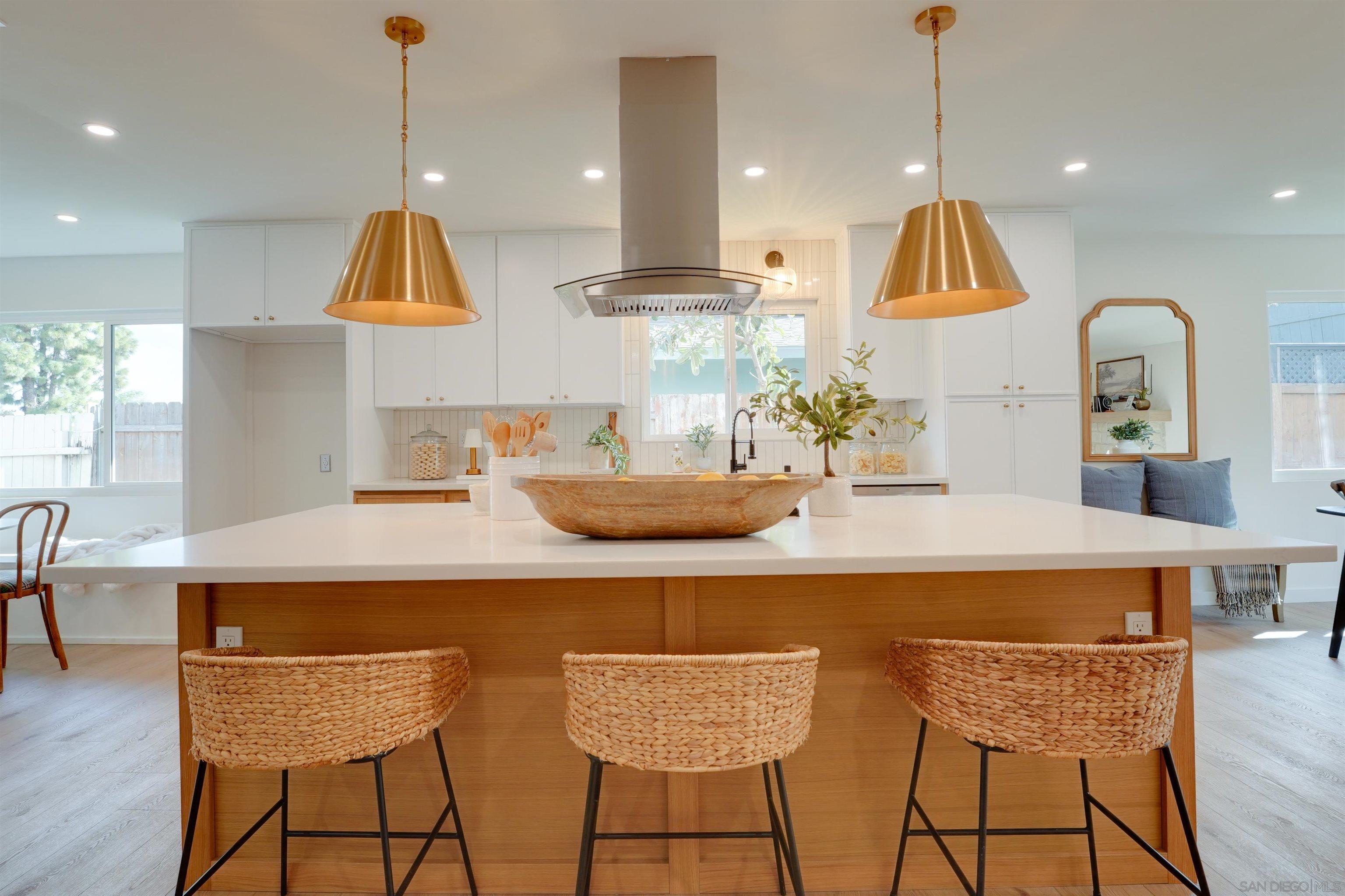 Detail Gallery Image 8 of 74 For 2927  Governor Dr, San Diego,  CA 92122 - 4 Beds | 2 Baths