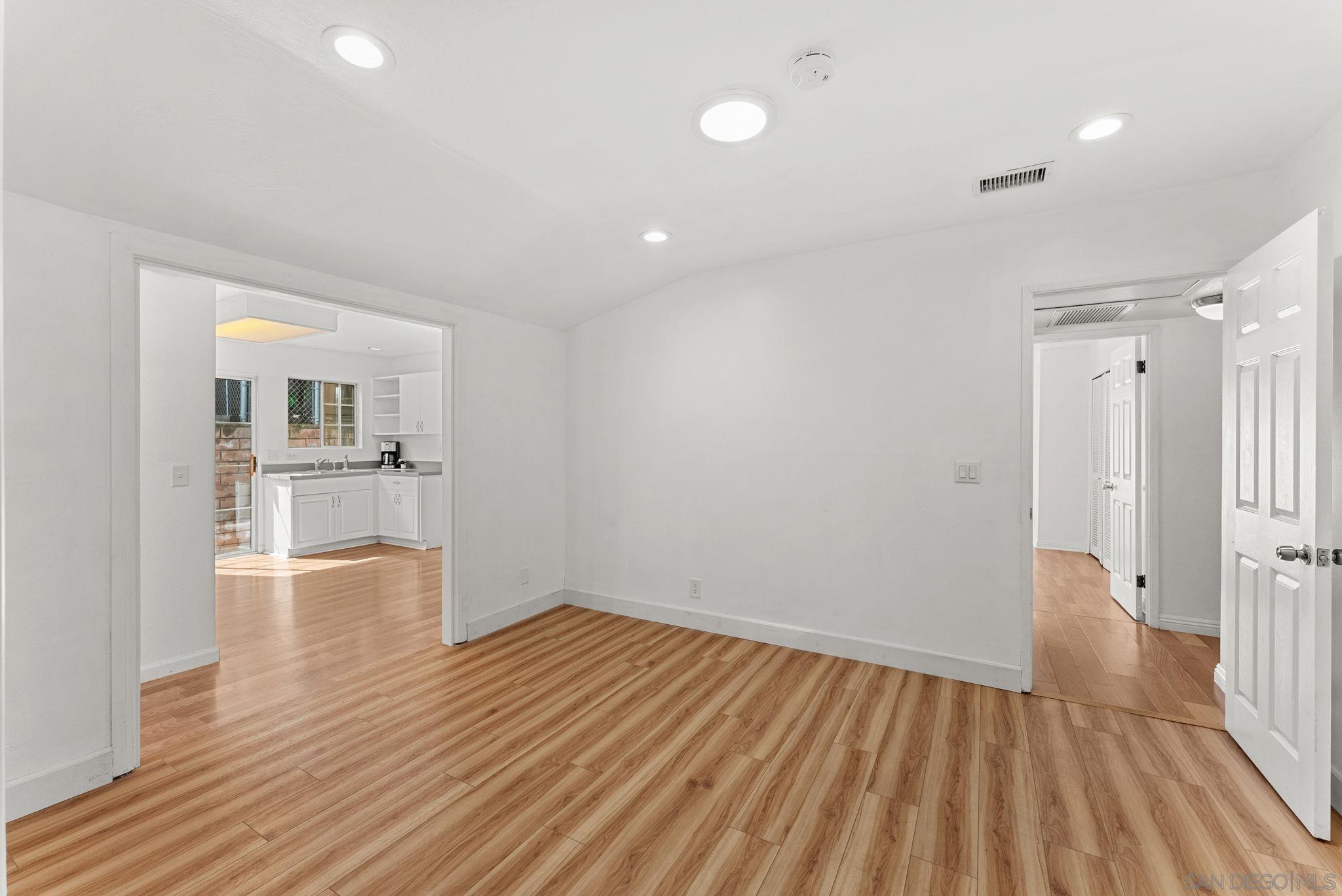 Detail Gallery Image 13 of 29 For 1305  Cornish Drive, Oceanside,  CA 92054 - 6 Beds | 3 Baths